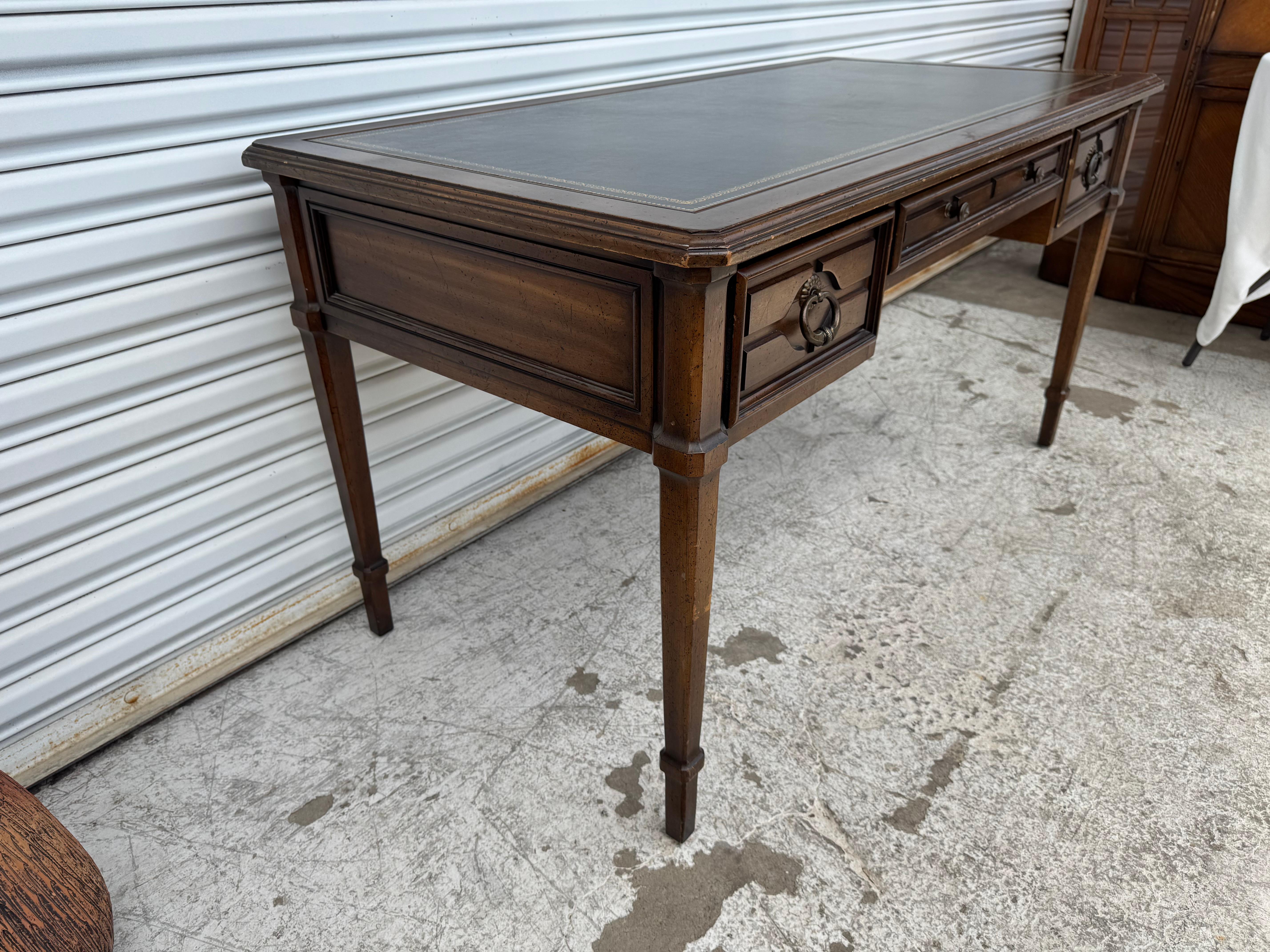 Vintage French Provincial 1970's Sligh Lowry Lederplatte Schreibtisch im Zustand „Gut“ im Angebot in Pasadena, TX