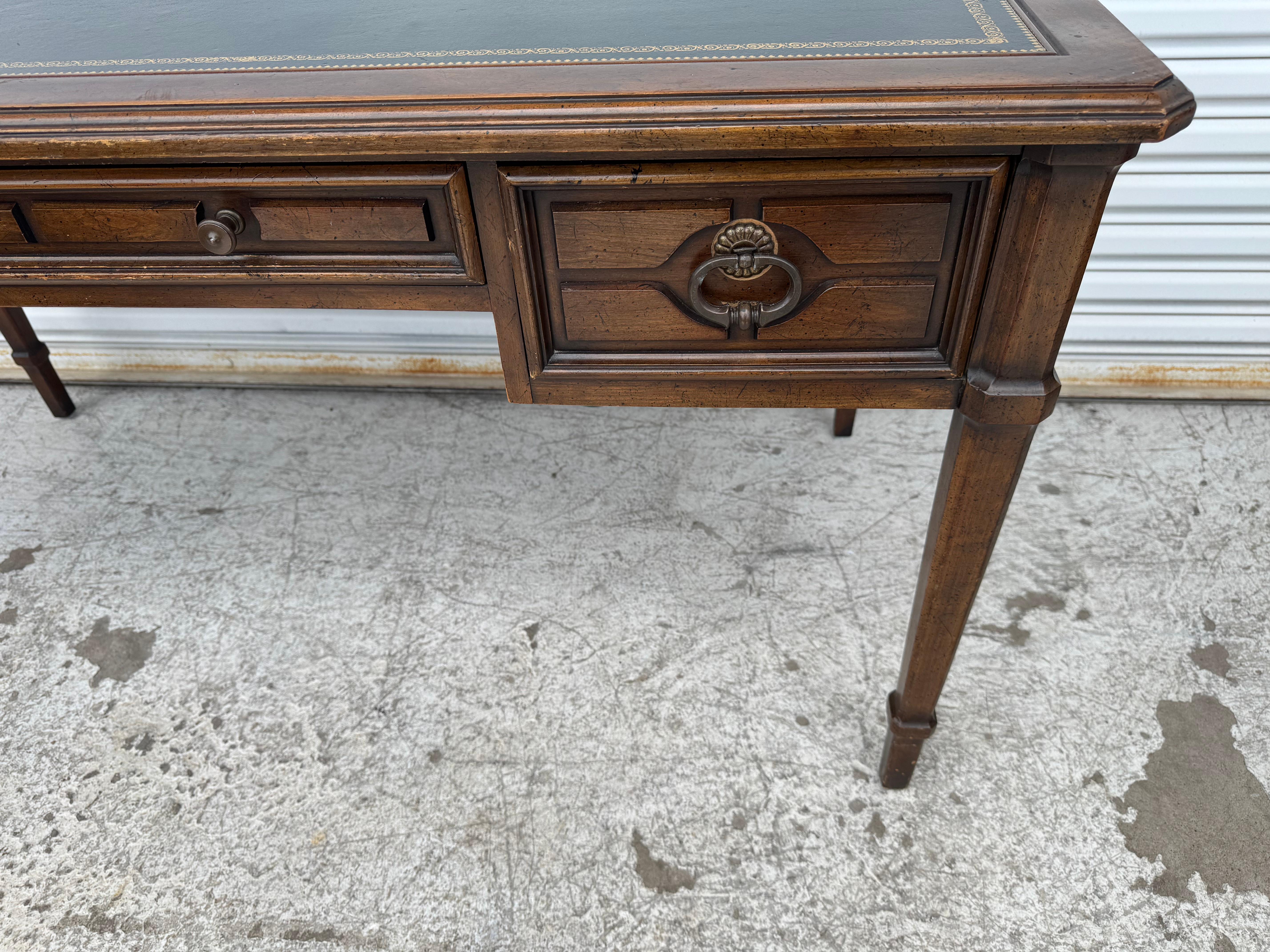Vintage French Provincial 1970's Sligh Lowry Lederplatte Schreibtisch (20. Jahrhundert) im Angebot