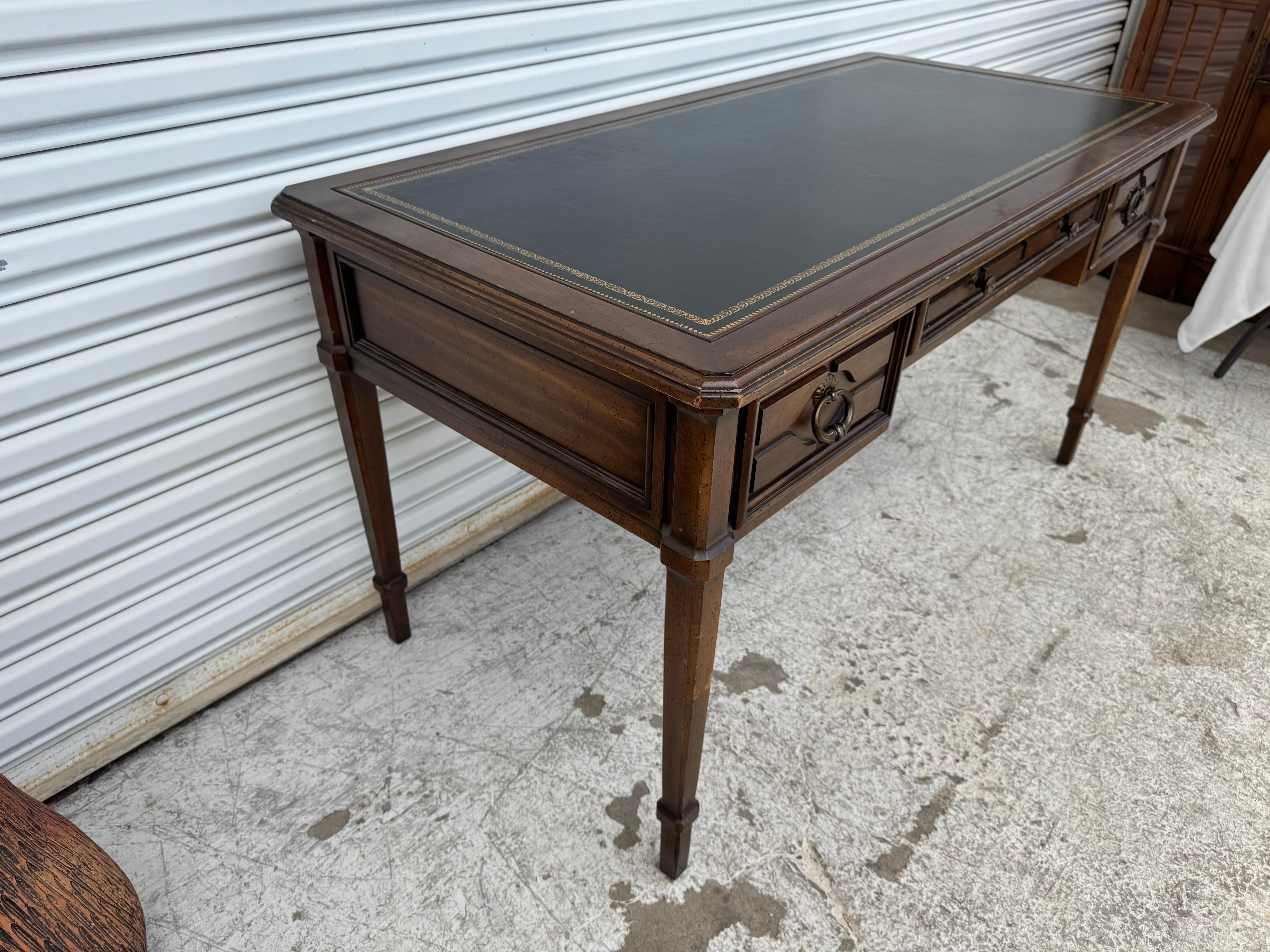 Vintage French Provincial 1970's Sligh Lowry Lederplatte Schreibtisch (amerikanisch) im Angebot