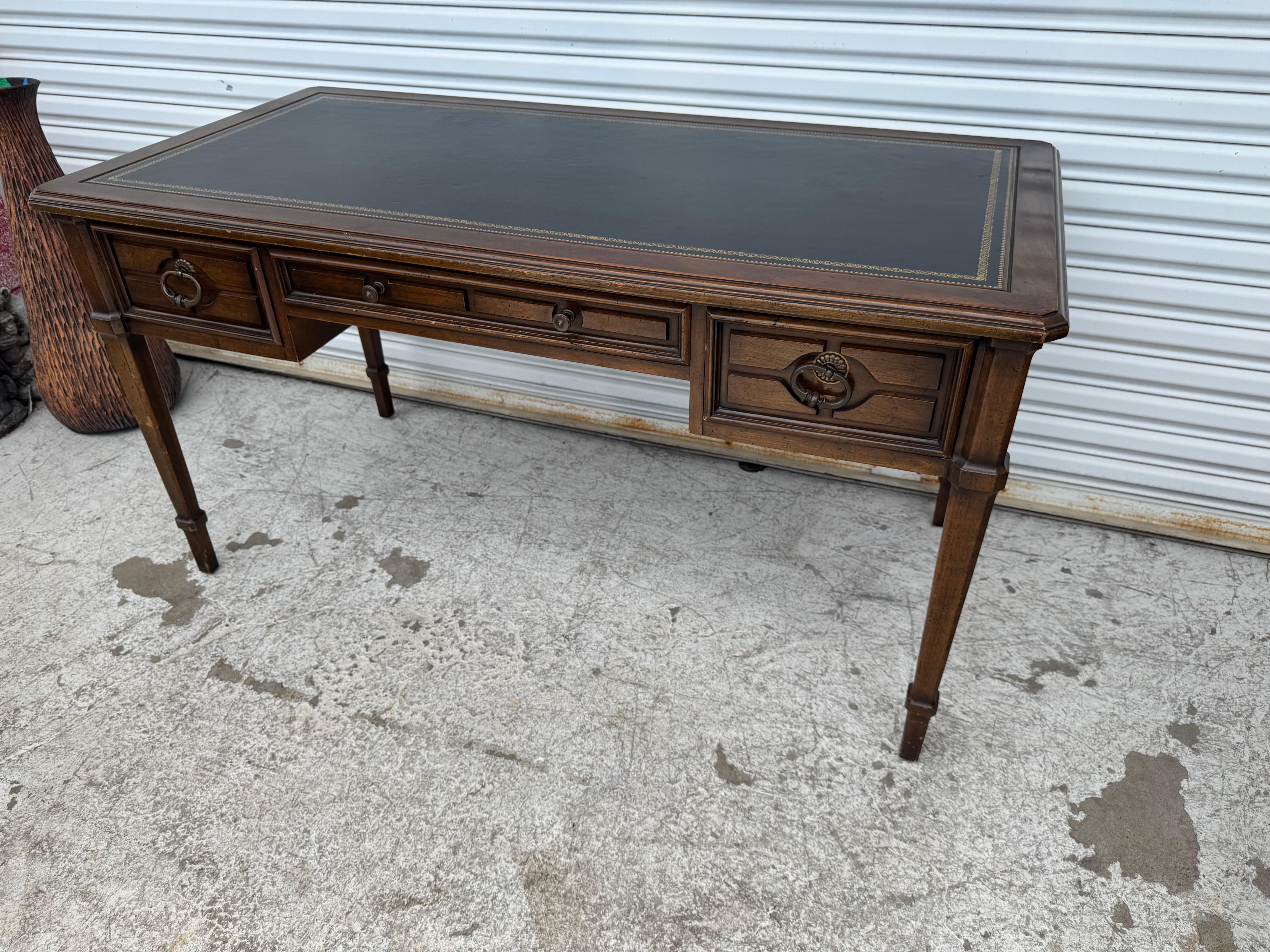 Vintage French Provincial 1970's Sligh Lowry Lederplatte Schreibtisch (Französische Provence) im Angebot