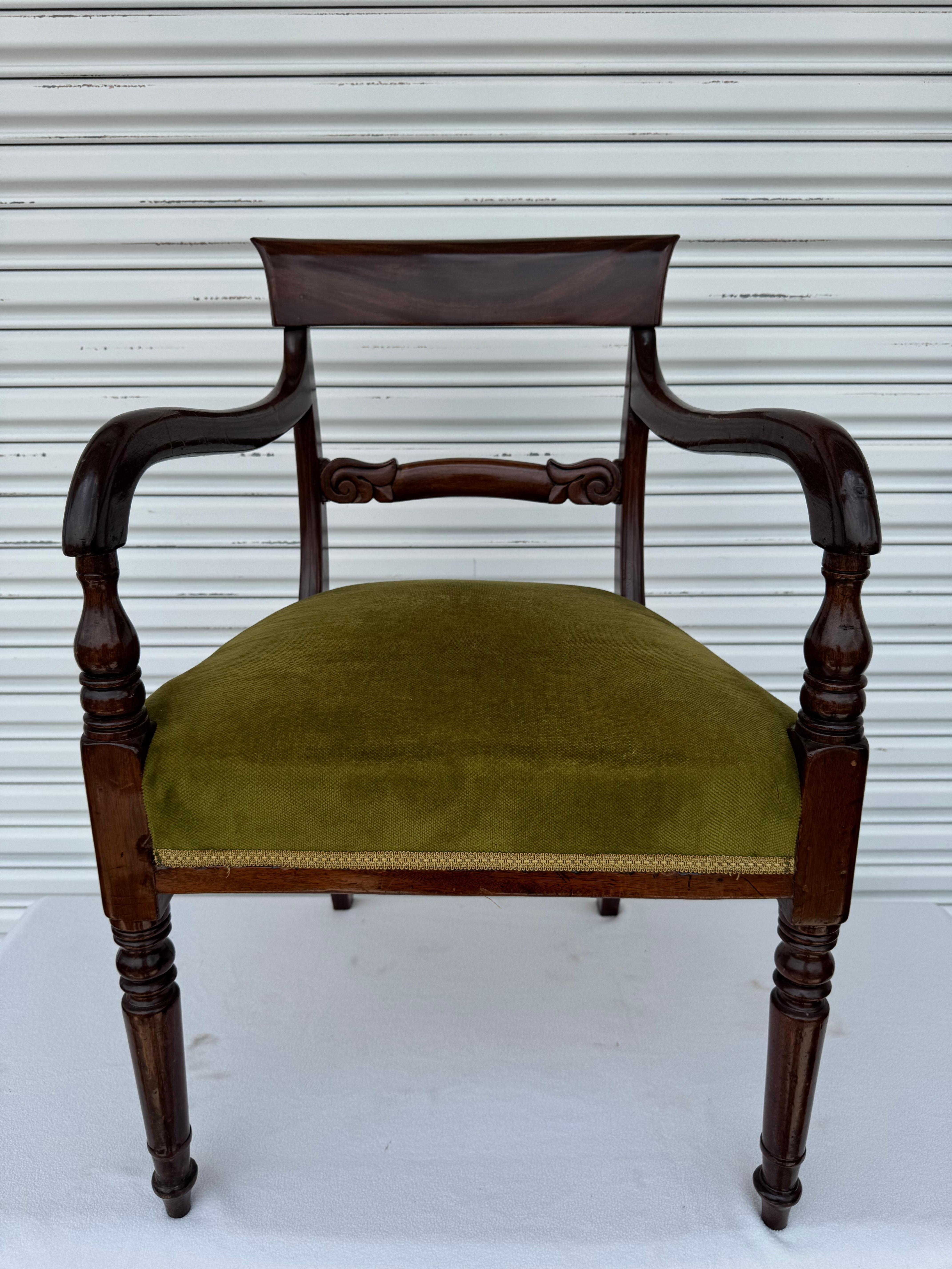 Ein George IV Mahagoni-Sessel aus dem frühen 19. Jahrhundert Polsterung ist in gutem Zustand (leicht neu gepolstert).
Bequem, robust und solide. In ausgezeichnetem antiken Zustand.
Abmessungen
Länge: 21