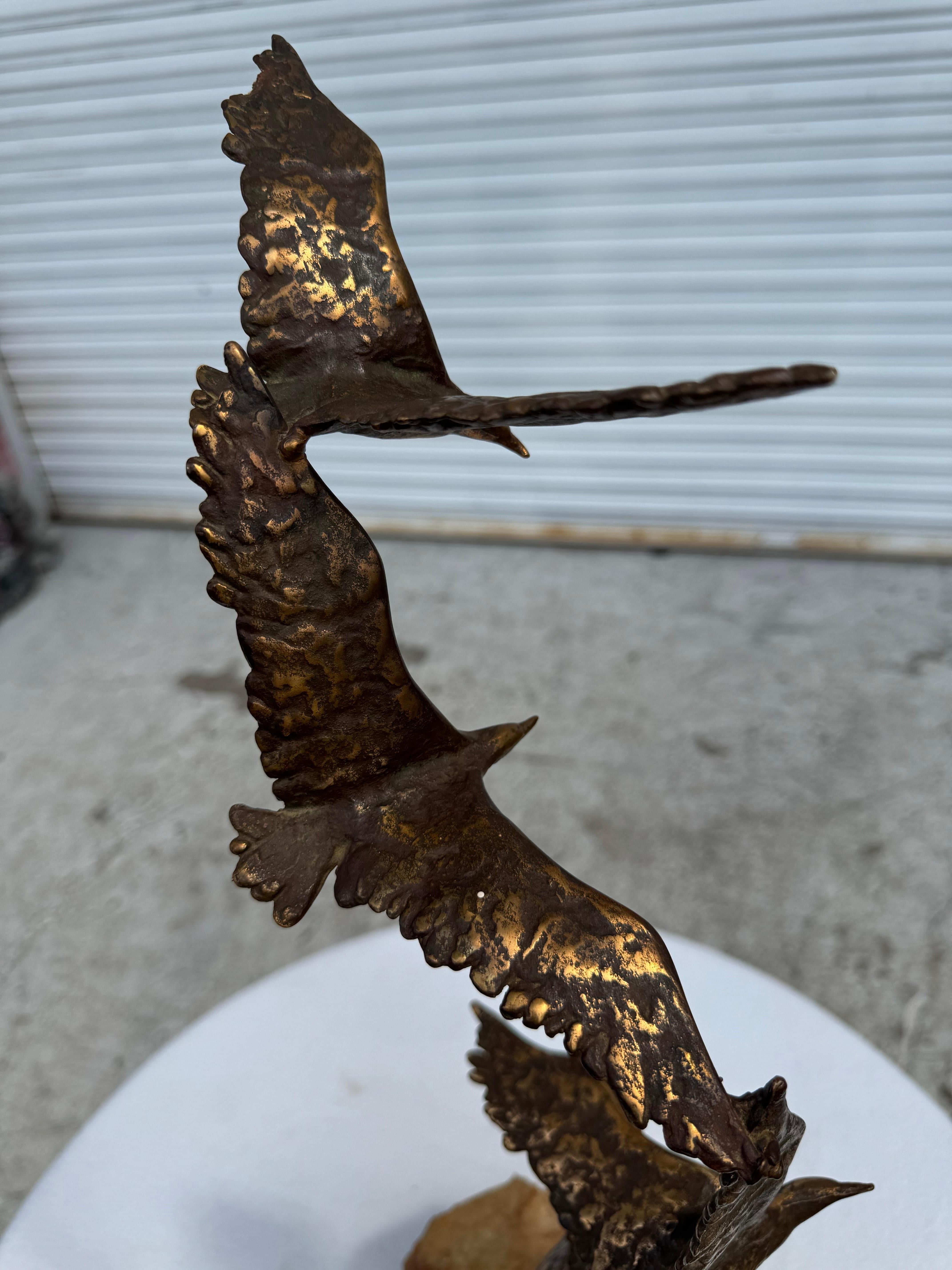 Scultura in bronzo e pietra di Curtis Jere con tre uccelli in volo in vendita 1