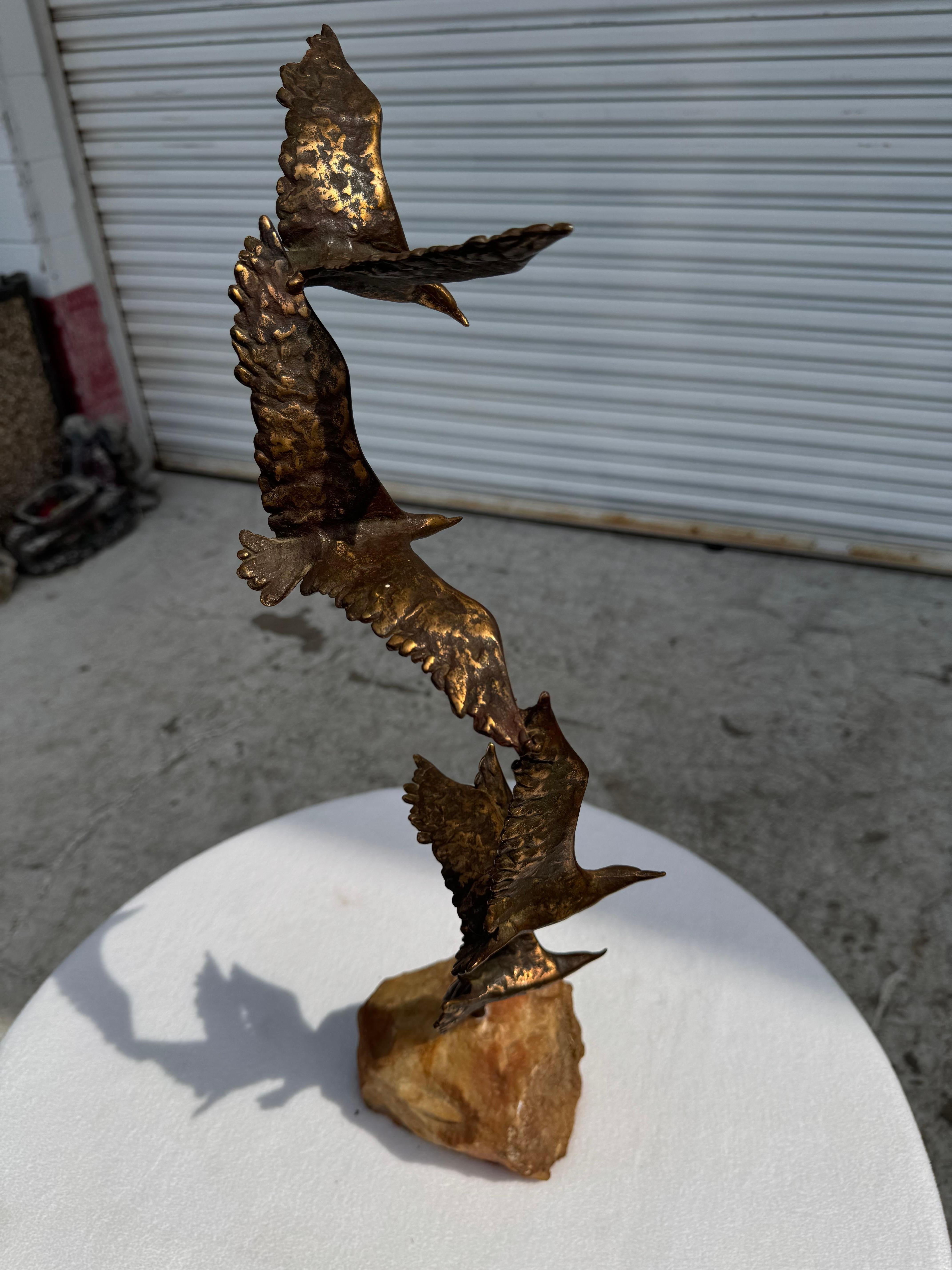 Mid-Century moderno Scultura in bronzo e pietra di Curtis Jere con tre uccelli in volo in vendita