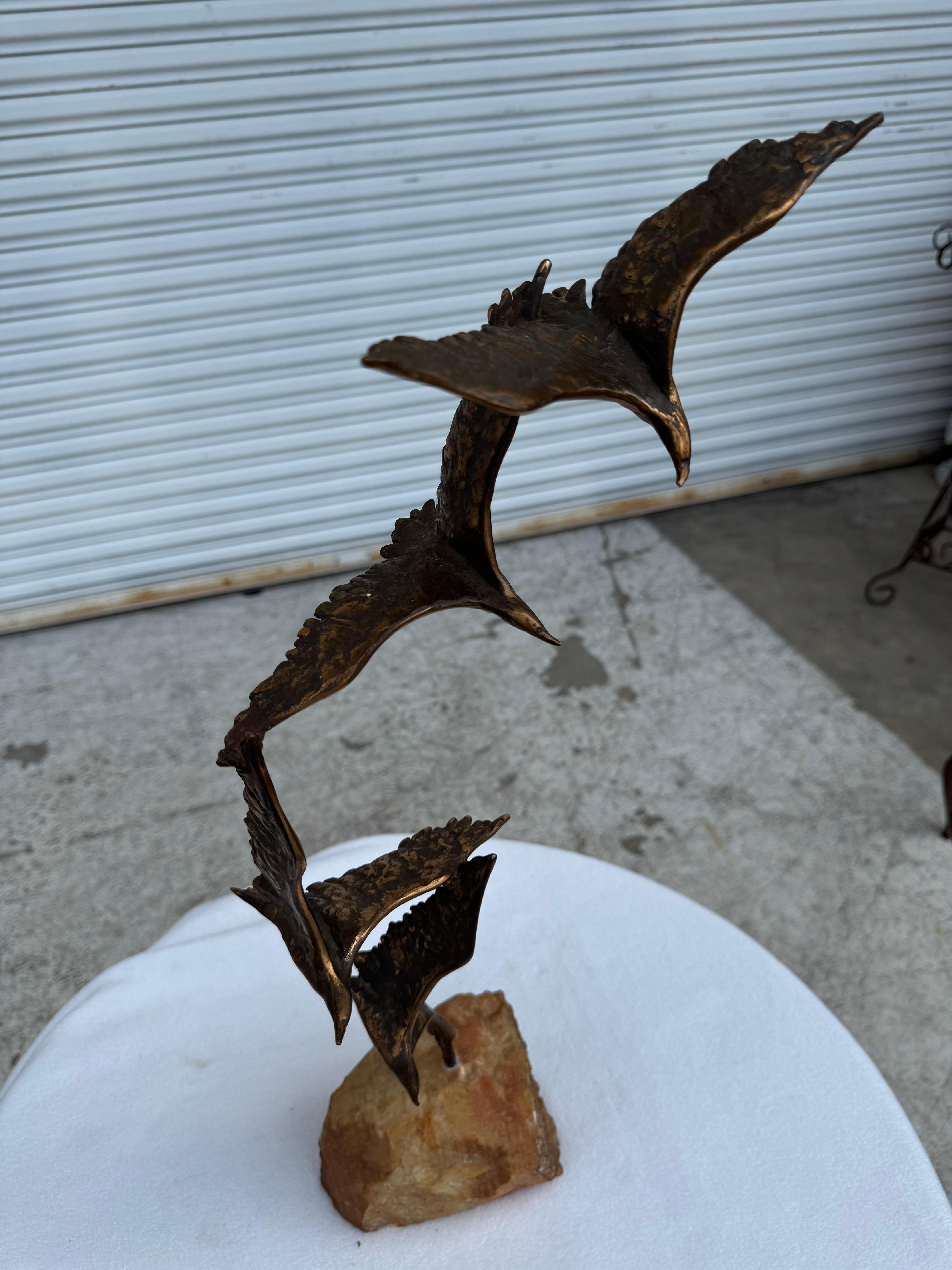 Americano Scultura in bronzo e pietra di Curtis Jere con tre uccelli in volo in vendita