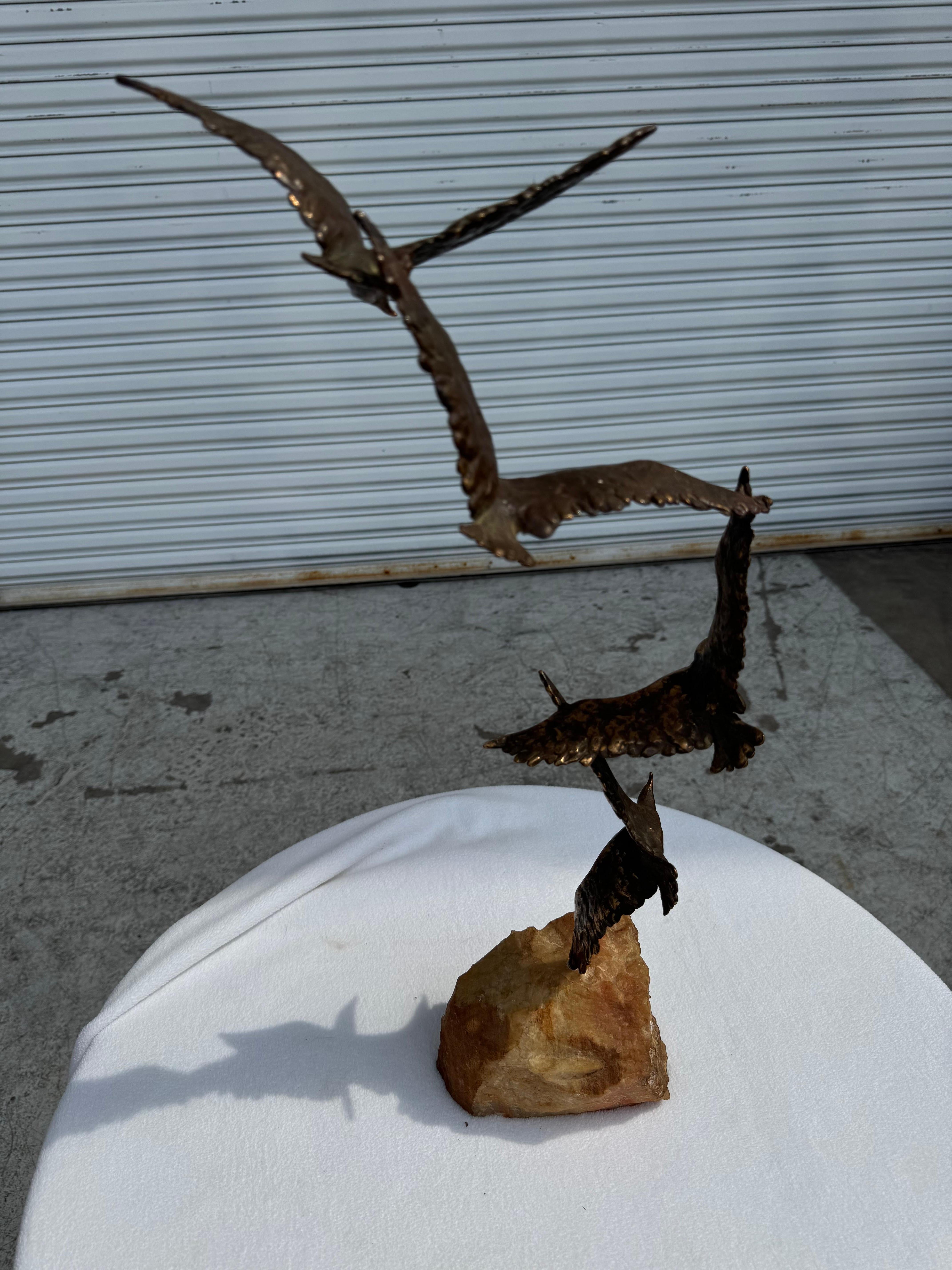 Scultura in bronzo e pietra di Curtis Jere con tre uccelli in volo In condizioni buone in vendita a Pasadena, TX