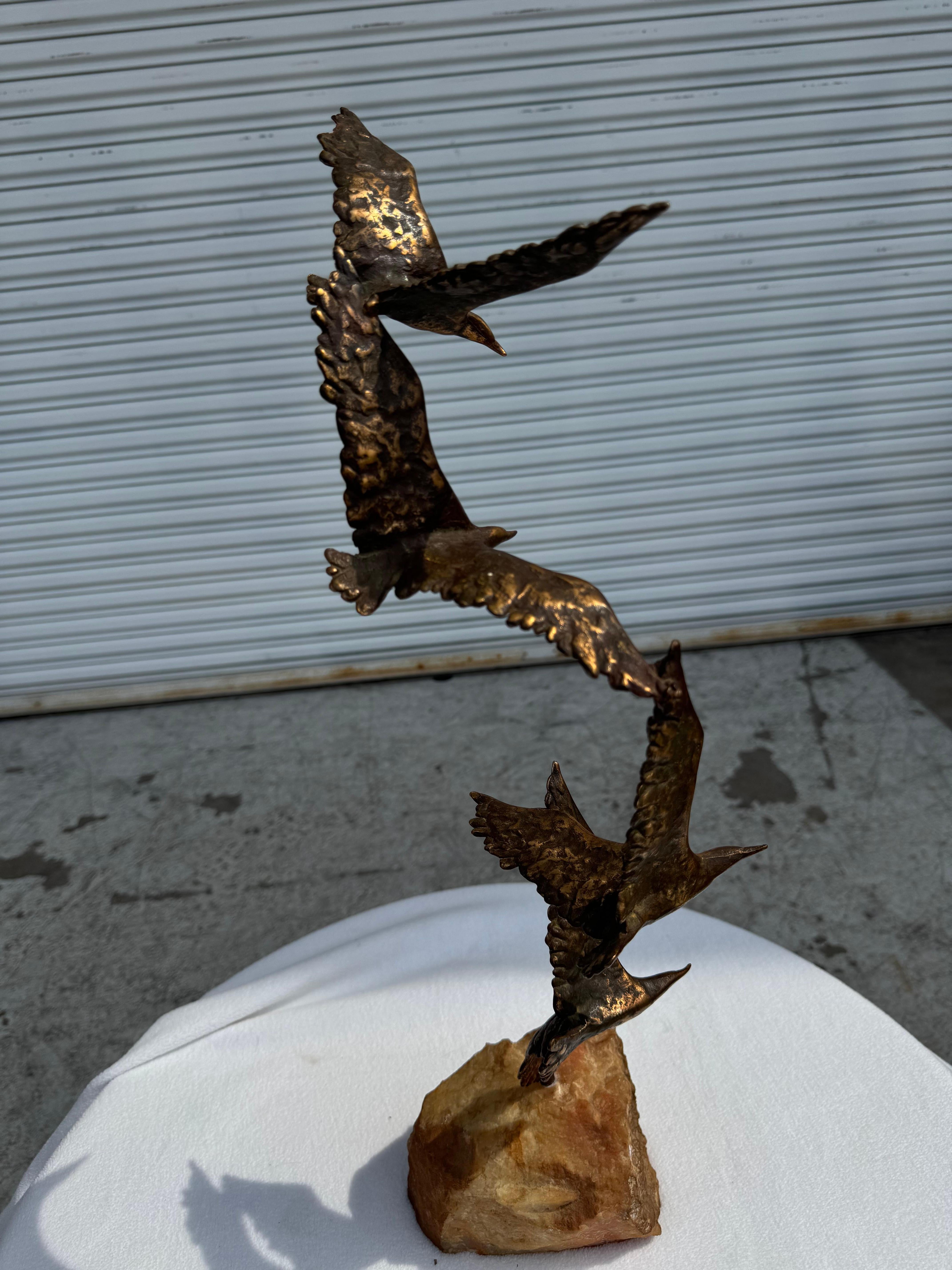 XX secolo Scultura in bronzo e pietra di Curtis Jere con tre uccelli in volo in vendita