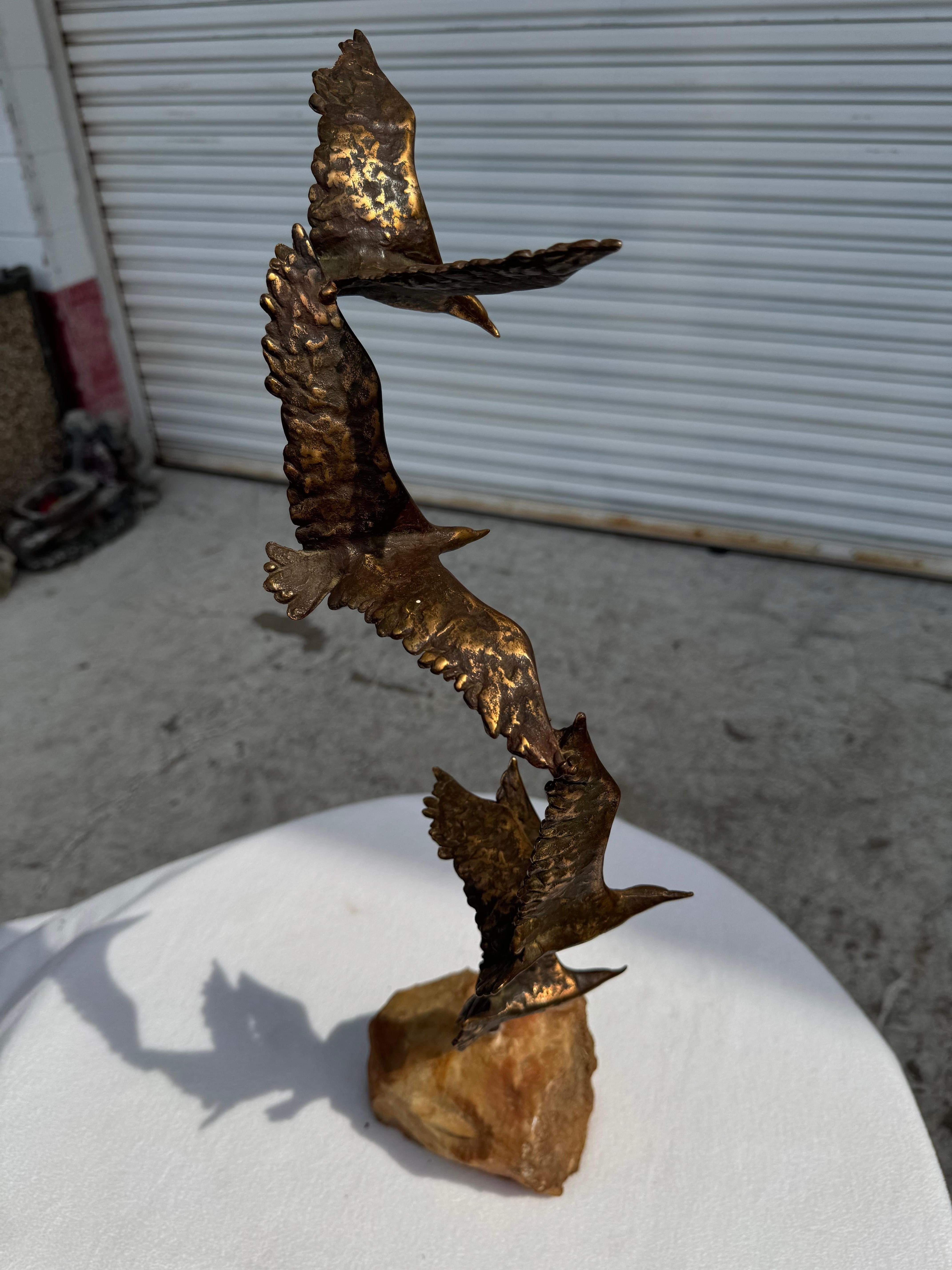 Bronzo Scultura in bronzo e pietra di Curtis Jere con tre uccelli in volo in vendita