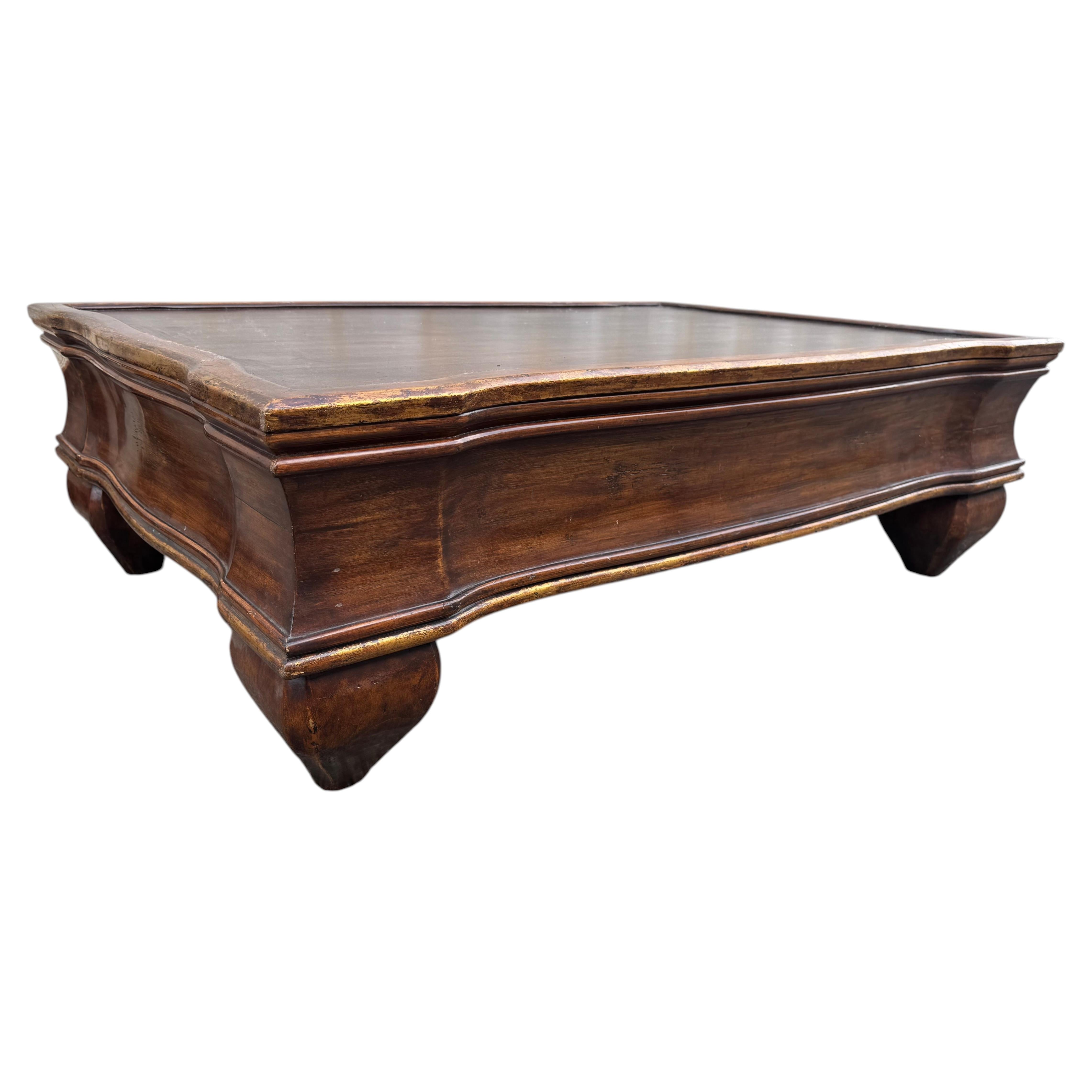 Table basse vintage en bois de style italien avec pieds bulbeux en vente