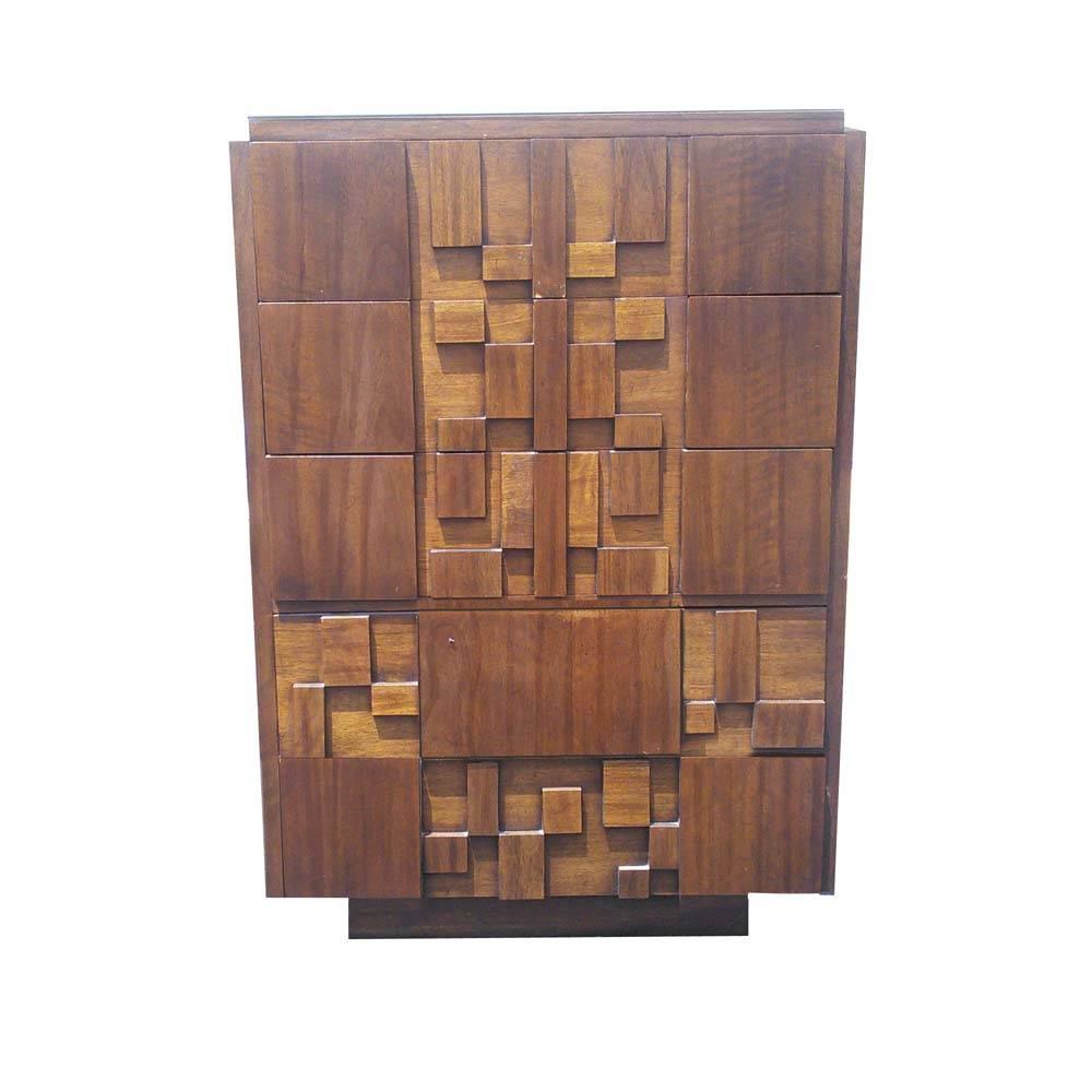 Lane.
 

Vintage Mid-Century Brutalist tall dresser. 

Five-drawer with sculptural wood details in the style of Paul Evans.
 
See matching headboard and dresser.

Measures: 59