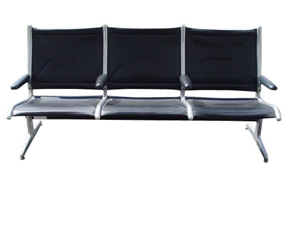 Dreisitziger Eames-Tandem-Sling-Sitz im Vintage-Stil. 

Die Sitze bestehen aus schwarzem Vinyl und sind an einem schwarzen T-Balkengestell mit polierten Aluminiumbeinen und Nylongleitern befestigt. 

Maßnahmen: 73