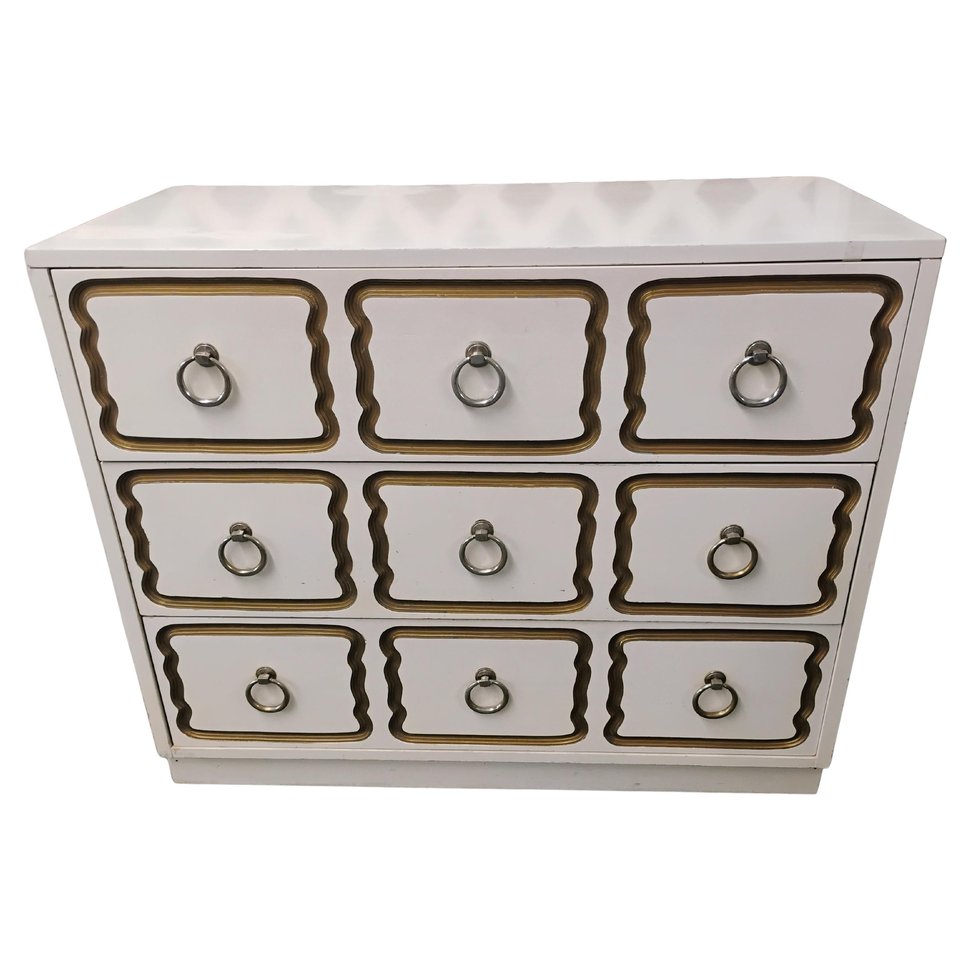 Commodo a 3 cassetti in stile Dorothy Draper laccato bianco in vendita