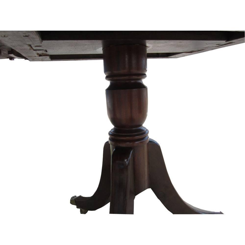 Vintage Regency Style Mahogany Dining Table with Leaf In Good Condition In Pasadena, TX