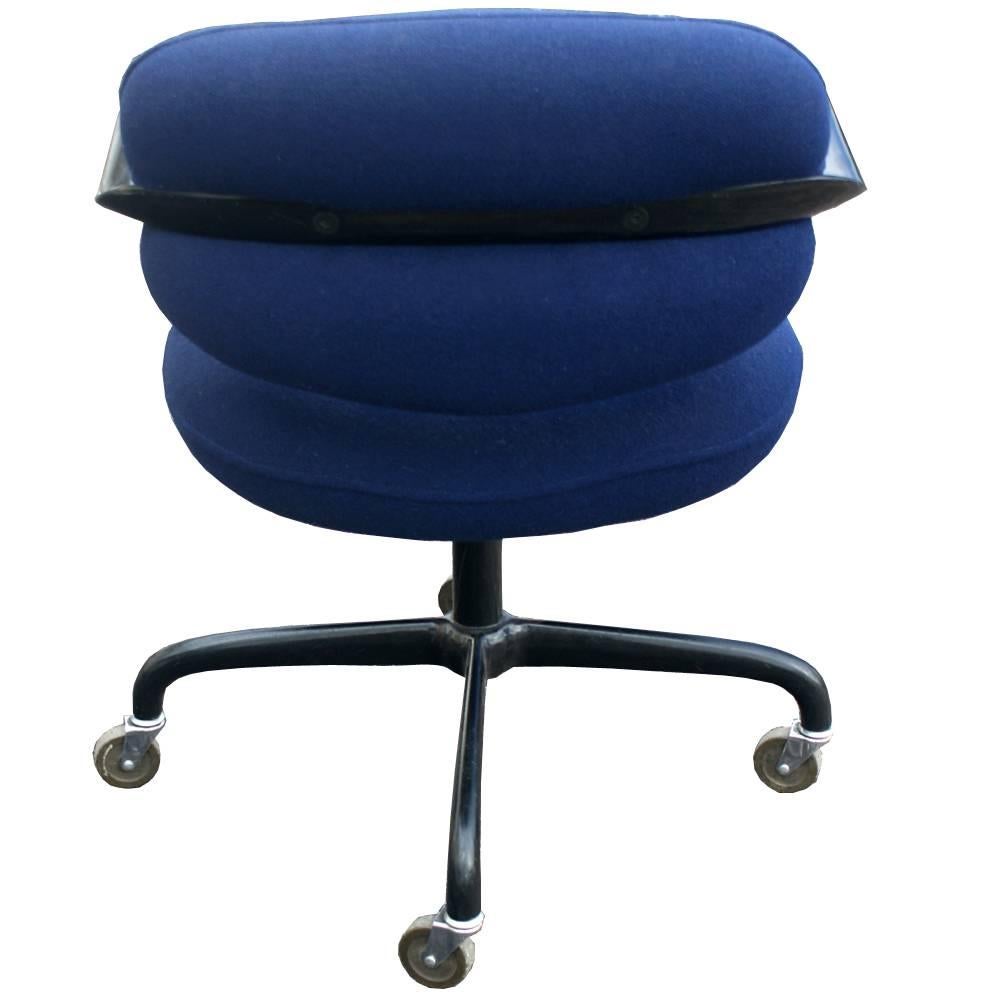 A mid-century modern task chair made by Knoll.  An extruded aluminum frame with four star base on casters and dark blue upholstery.  The chair swivels and is height adjustable.   
Seat Height 18-22