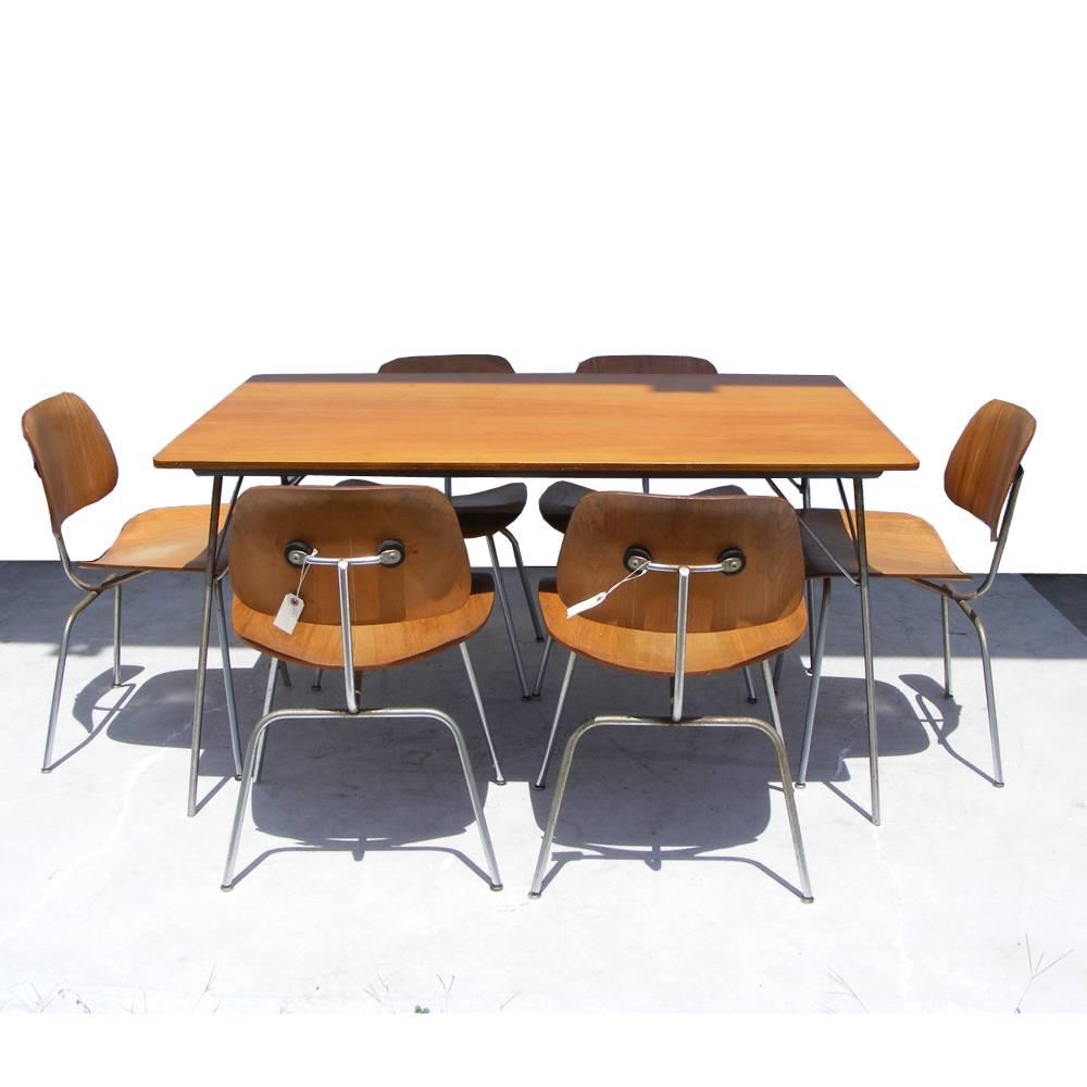 Rare Herman Miller Eames DTM-20 Rectangular Dining Table 
Paired with 6 DCM Chairs 

Highly collectible folding dining table in chrome-plated steel.
A set of six Charles and Ray Eames DCM chairs original Herman Miller DCM chairs designed in 1946 of