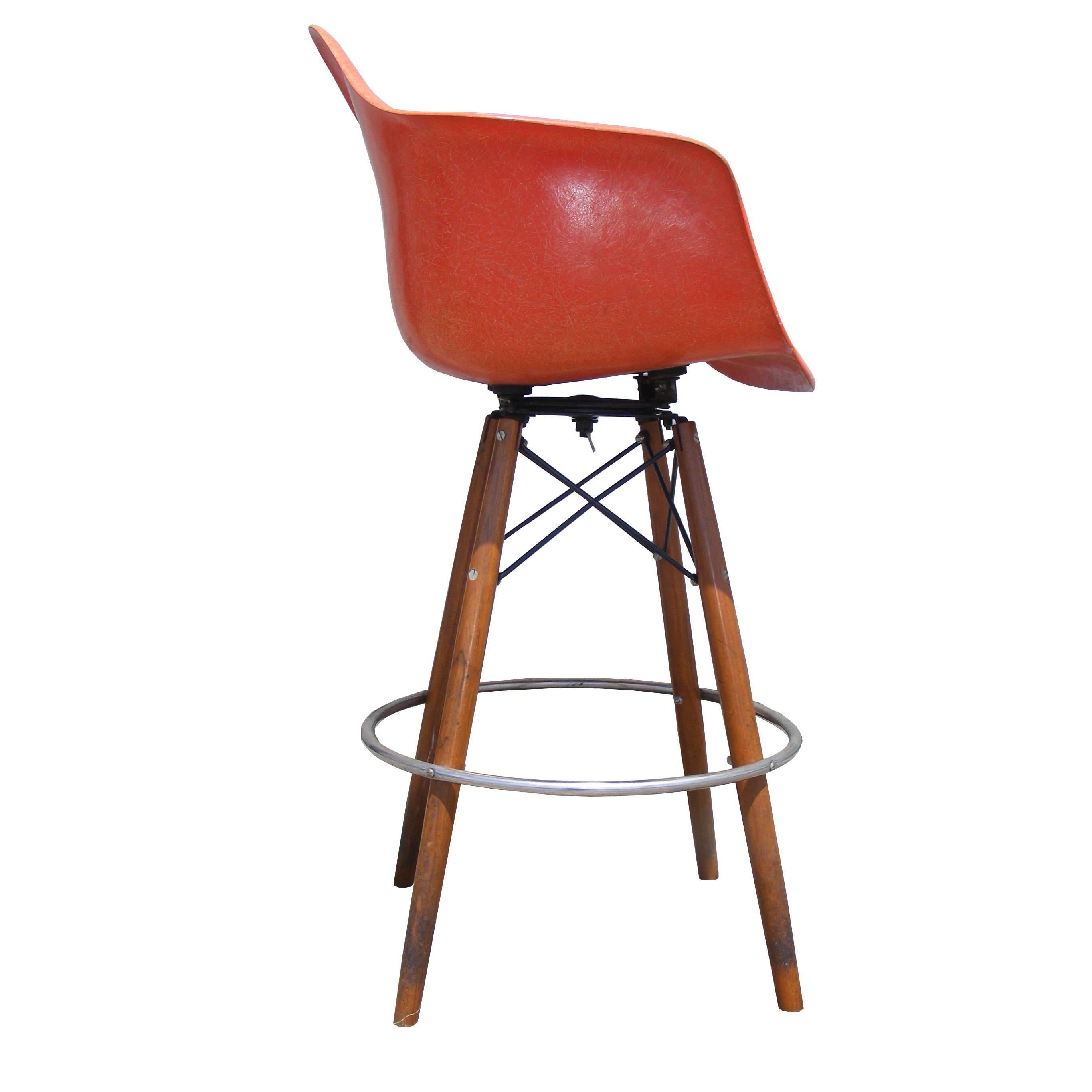 Américain 1 Chaise Eames Herman Miller du milieu du siècle dernier à bras en fibre de verre et tabouret coquillage en noyer en vente