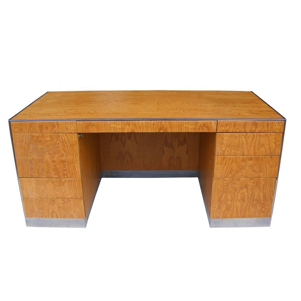 Americano Scrivania vintage di metà secolo GF Davis Allen Oak  con gambe e finiture in acciaio inox in vendita