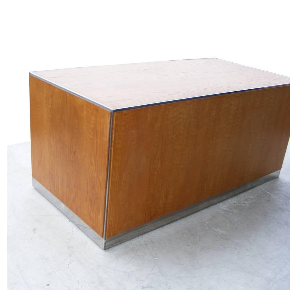 Quercia Scrivania vintage di metà secolo GF Davis Allen Oak  con gambe e finiture in acciaio inox in vendita
