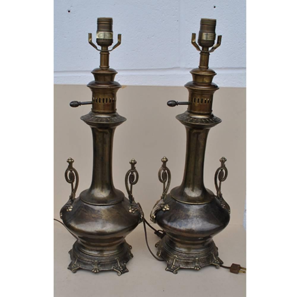 Une paire de lampes vintage en laiton vieilli par Frederick Cooper 

Une paire de lampes de table de style urne avec des détails complexes et une belle patine sur le laiton.