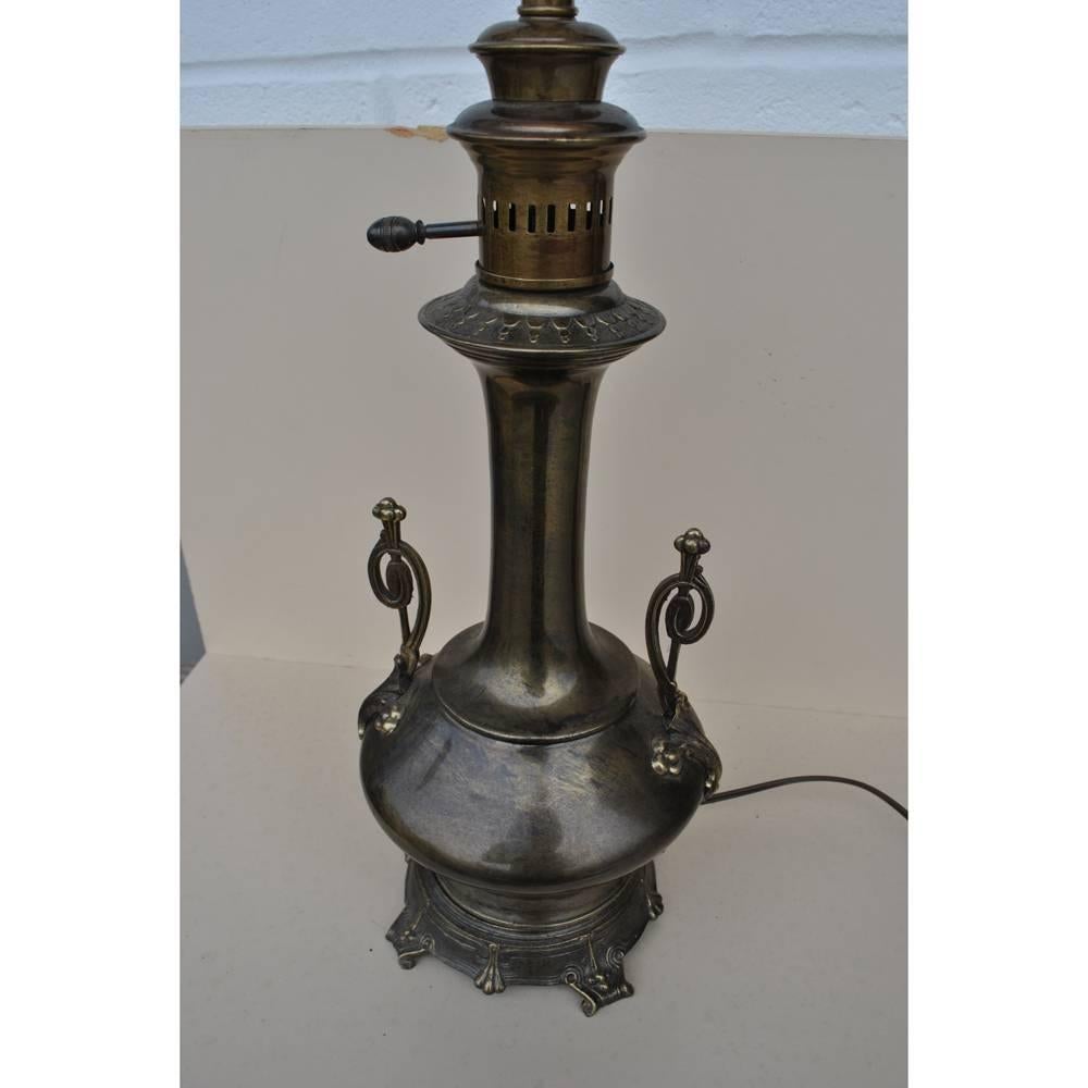 Gréco-romain Paire de lampes vintage en laiton vieilli de Frederick Cooper en vente