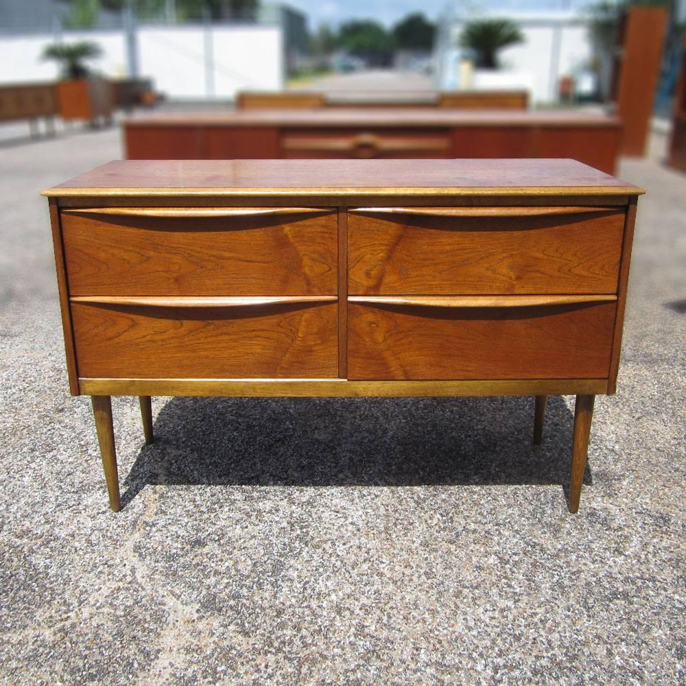 A vintage mahogany dresser manufactured in the midcentury 1960s period. A dresser featuring four large pull out drawers with slatted handles, well crafted and very stylish.  Measure: 45