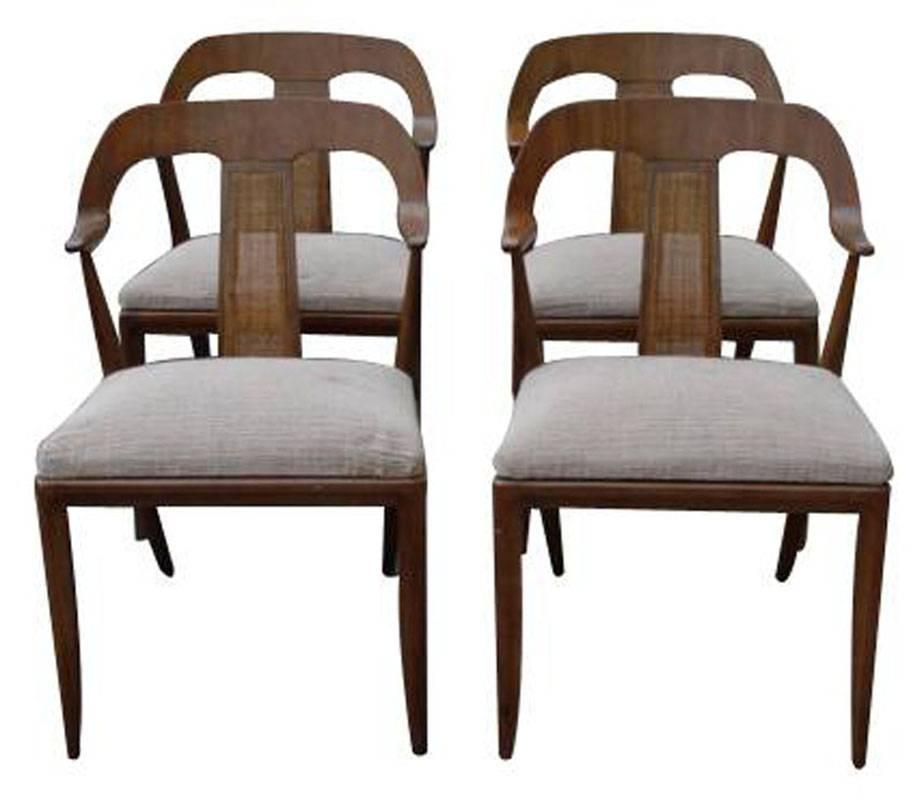 Satz von vier Beistellstühlen im dänischen Stil 

Rahmen aus Nussbaumholz, originale Verkleidung der Rückwand

Mehrfarbiger Vintage-Stoff, Originallackierung, sehr guter Vintage-Zustand.

 Dies ist für einen Satz von 4 Stühlen.