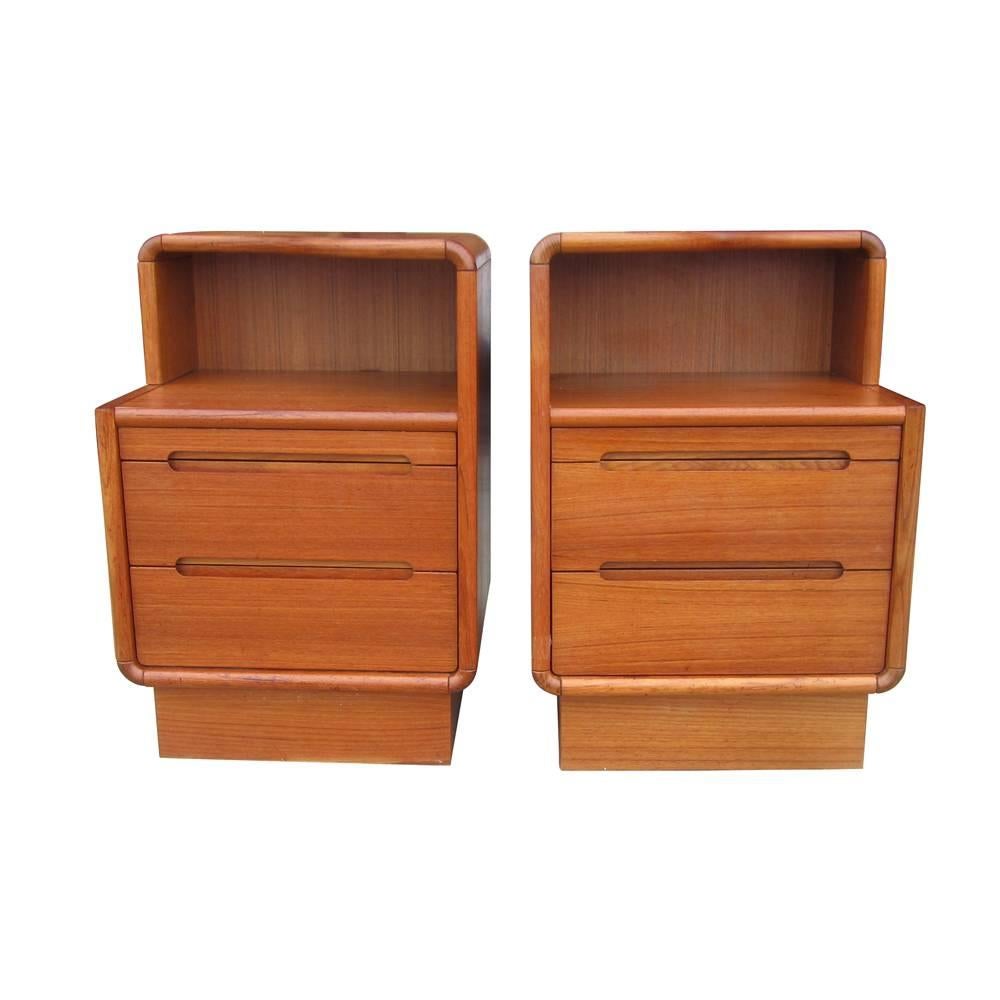 Mid-Century Modern Pair of Vintage Danish-Style Teak Nightstands 