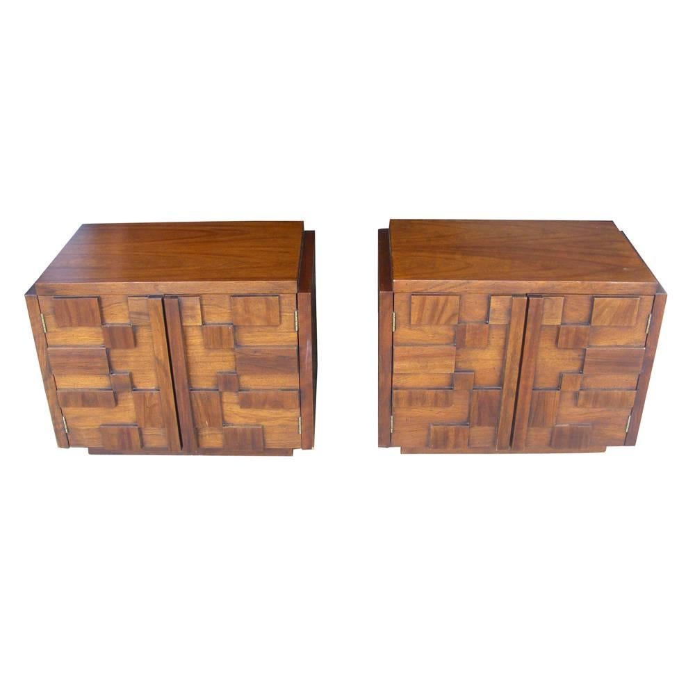 Brutalist lane pair of nightstands Paul Evans style 



Classic design nightstands in the style of Paul Evans. 

Two cabinet door with shelving.
    