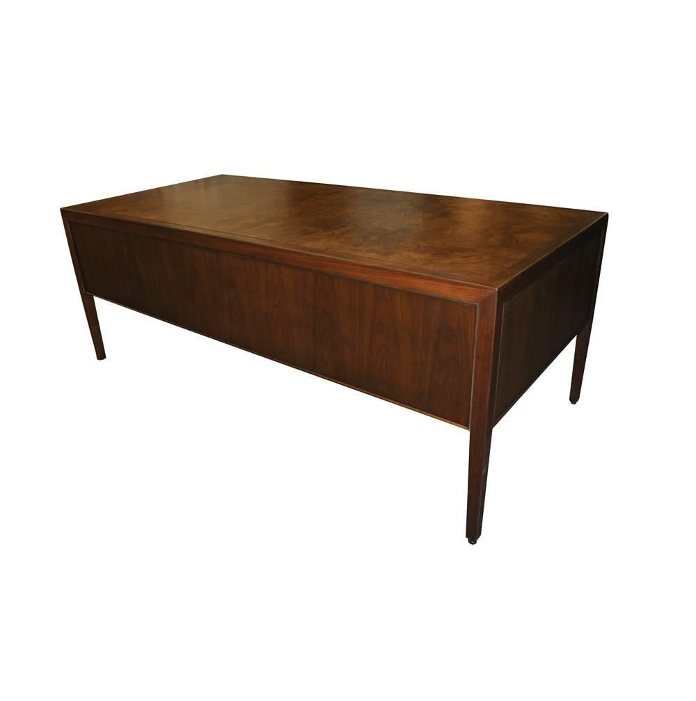 Stowe Davis
 

Vintage midcentury Stow Davis walnut burl desk with silver reveal
 
Stunning desk with two tablets and two drawers on right and one file drawer. 
Restored with finished back. 
Includes key.