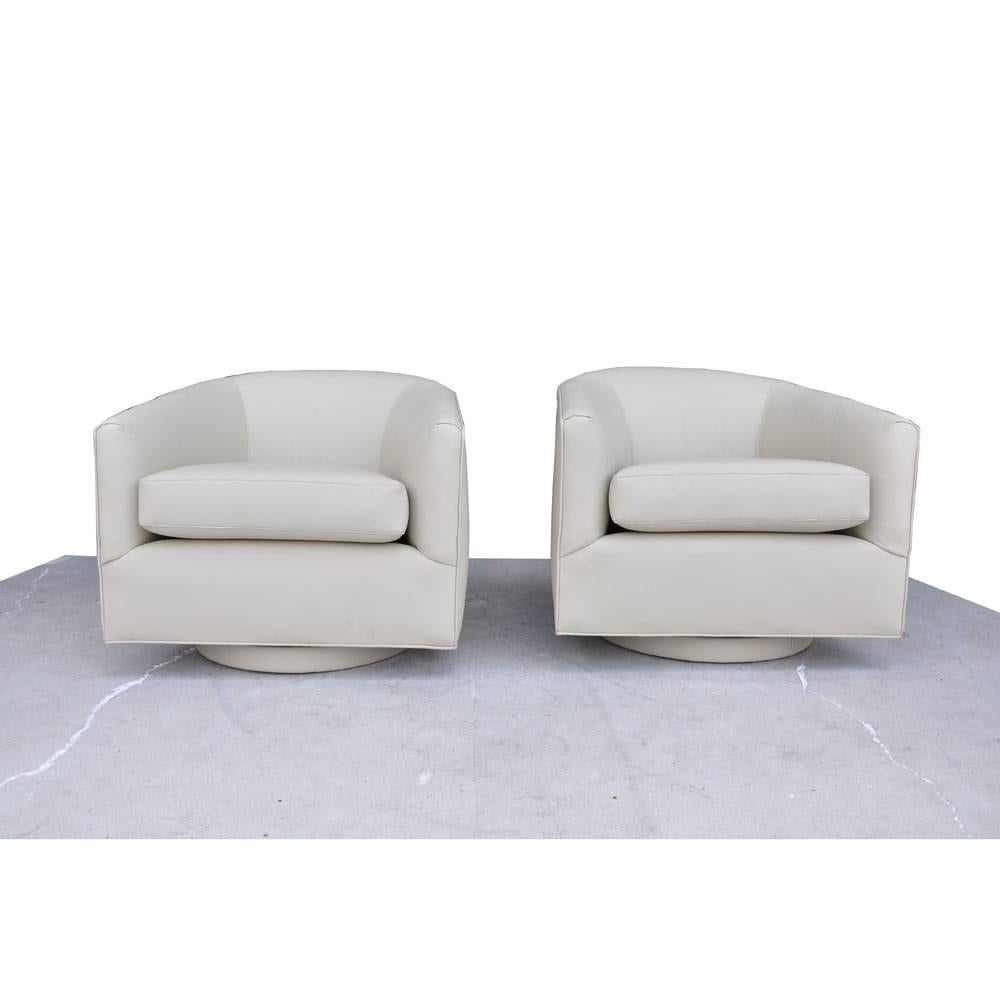 Mid-Century Modern Pair of Milo Baughman White Swivel Lounge Chairs