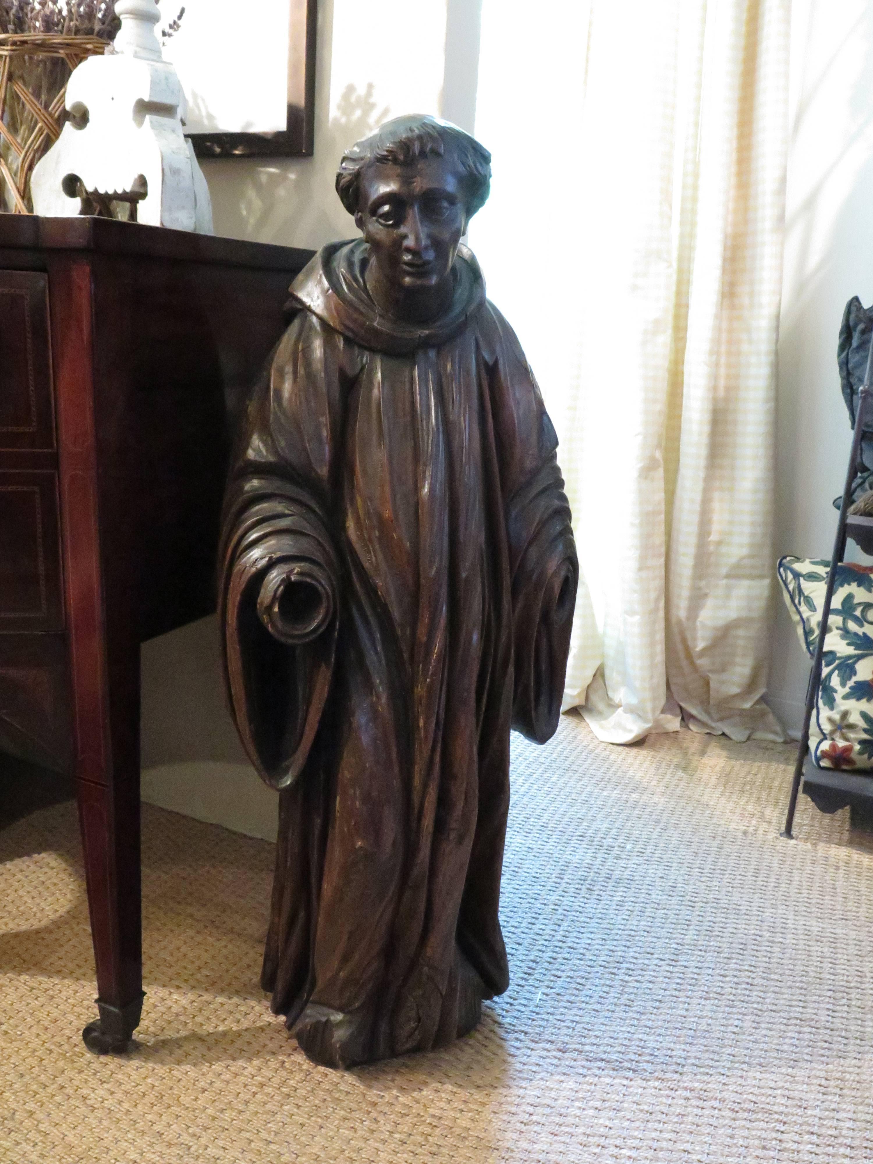 Französisch geschnitzt Nussbaum kirchliche Figur in ausgezeichnetem Zustand.