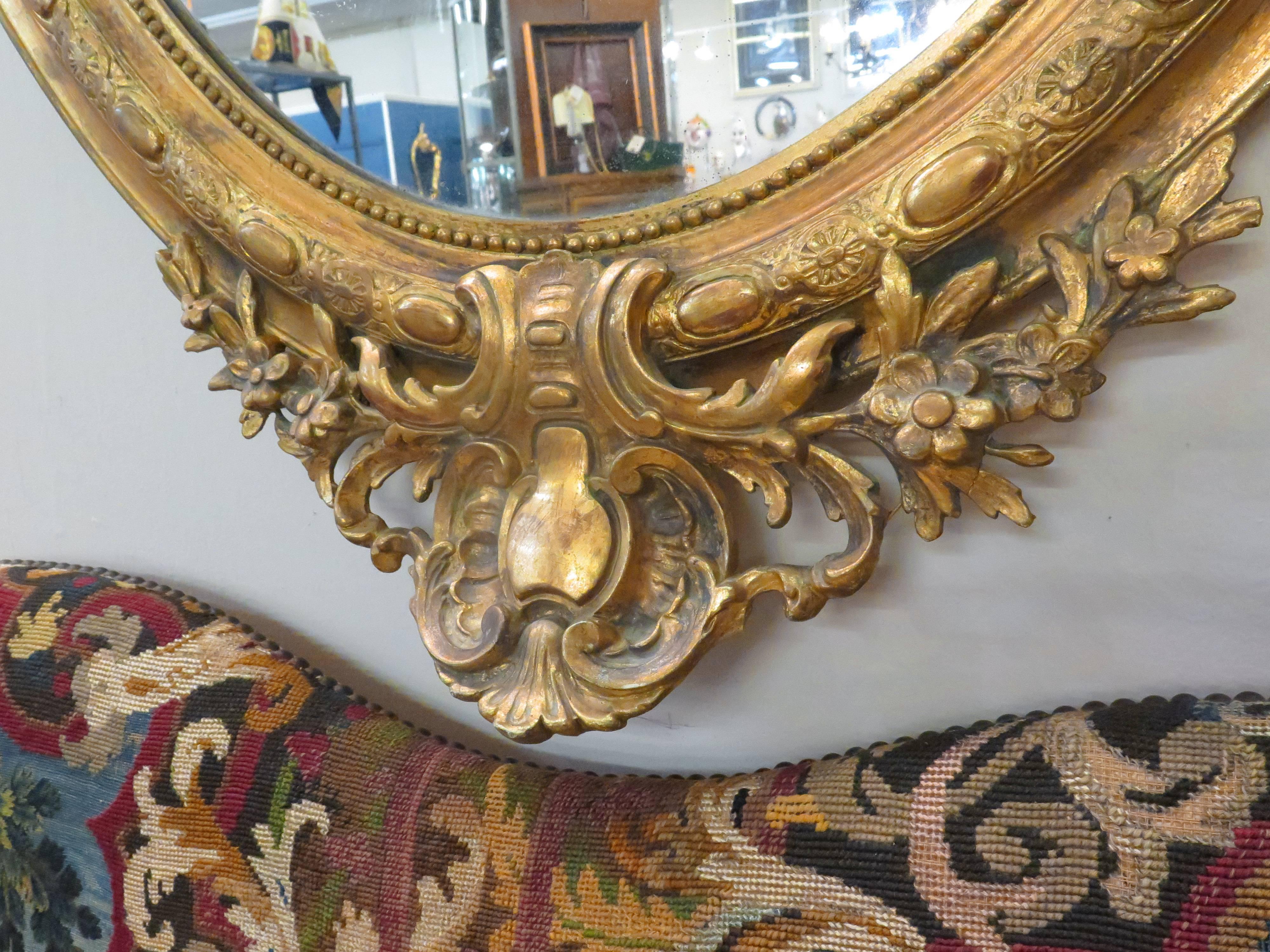 Français Miroir ovale français du 19ème siècle en bois doré et gesso en vente