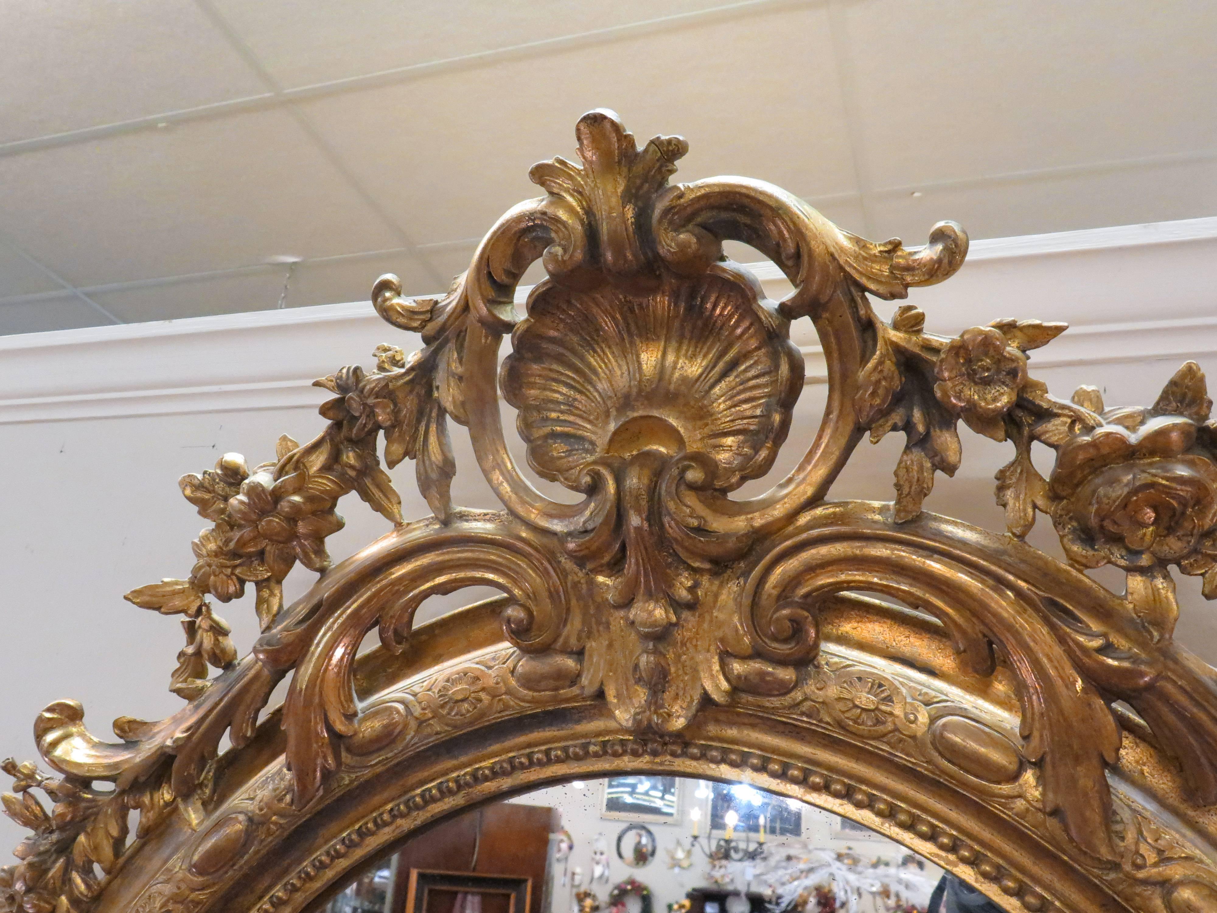 XIXe siècle Miroir ovale français du 19ème siècle en bois doré et gesso en vente