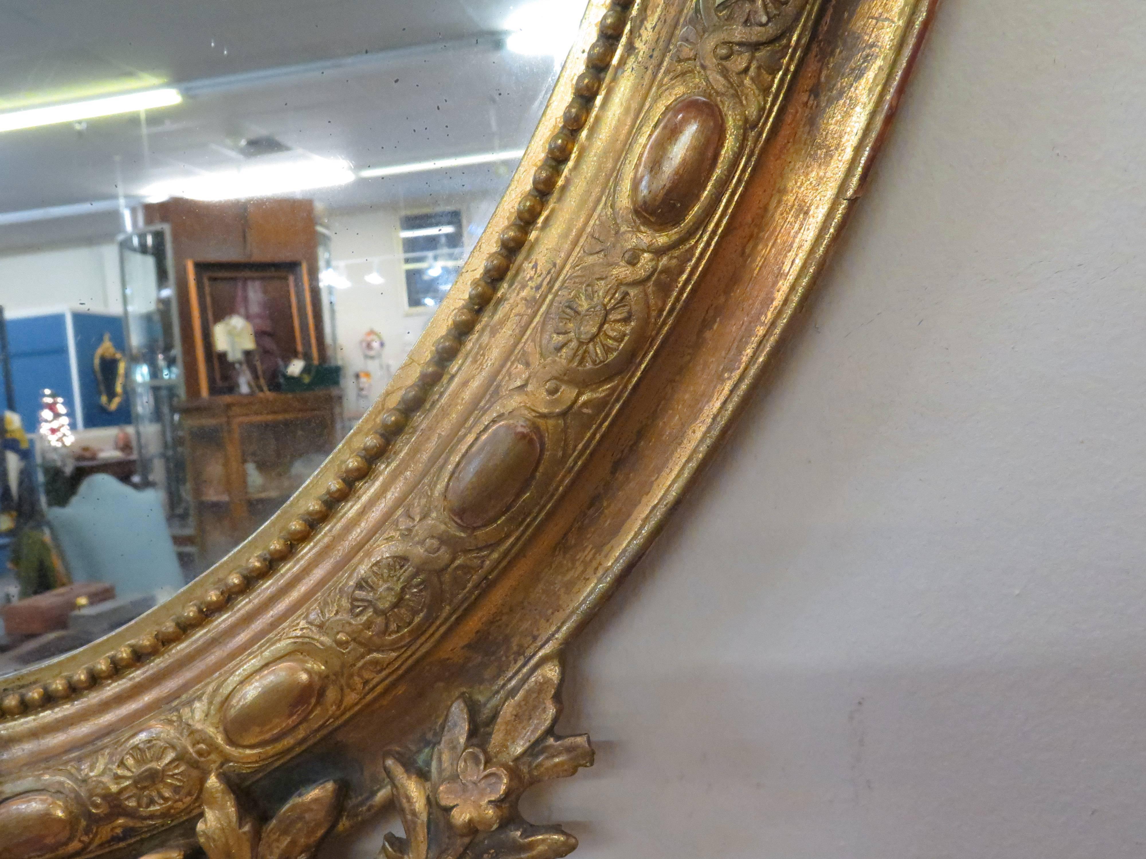 Bois Miroir ovale français du 19ème siècle en bois doré et gesso en vente