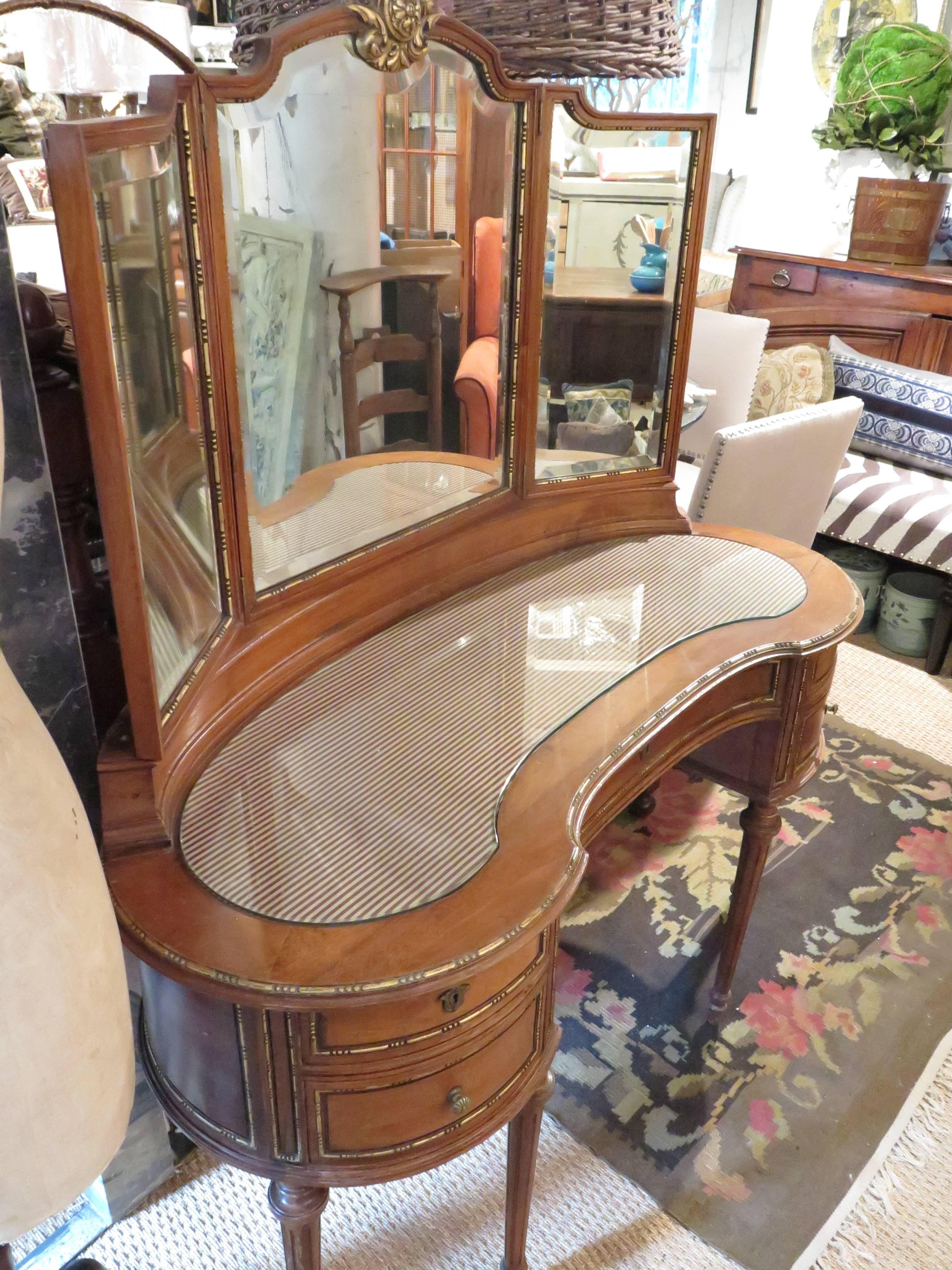 Louis XVI Style Parcel-Gilt Vanity with Chair In Excellent Condition In Houston, TX