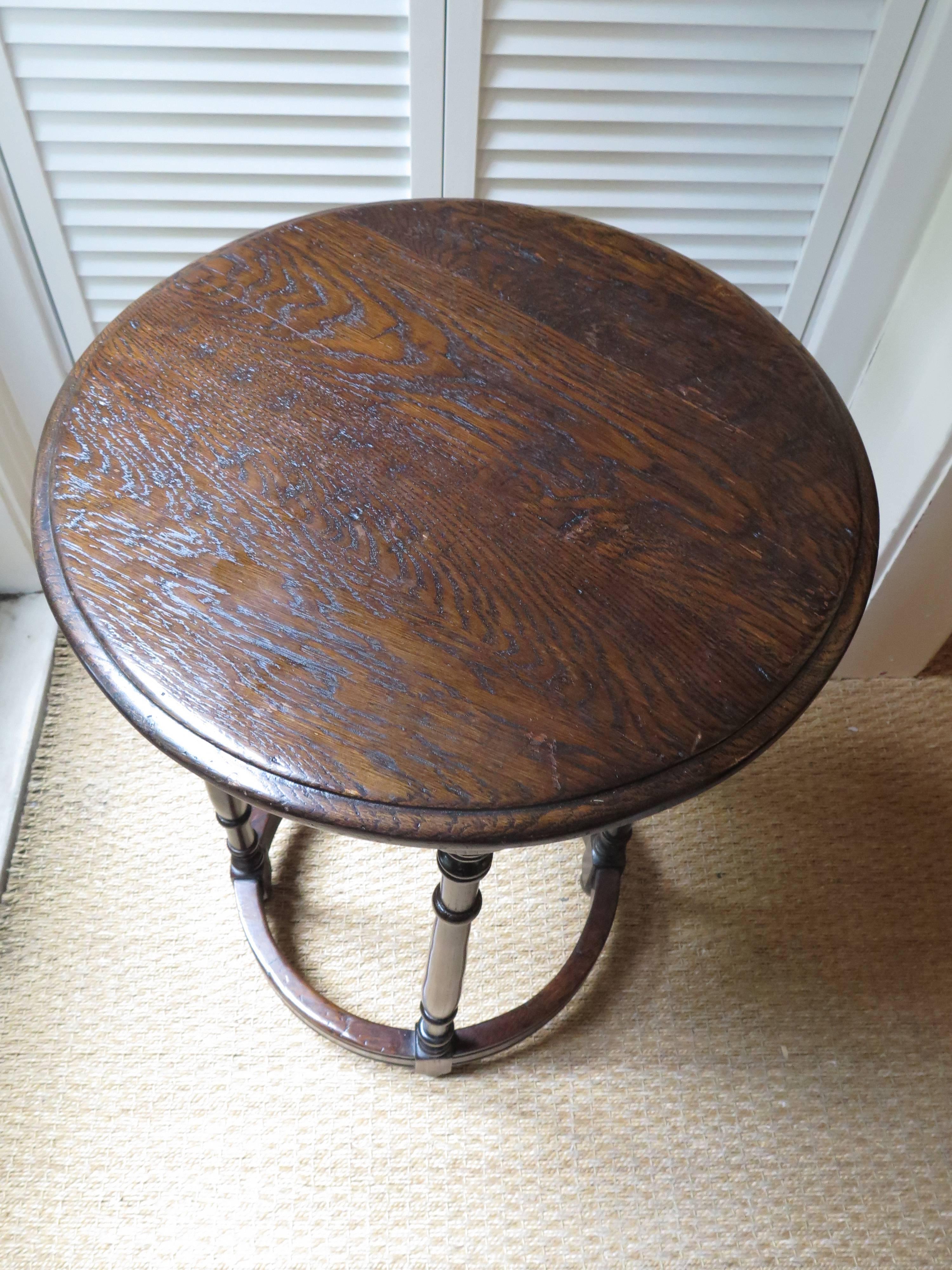 Round Oak Table with Drawer In Excellent Condition In Houston, TX