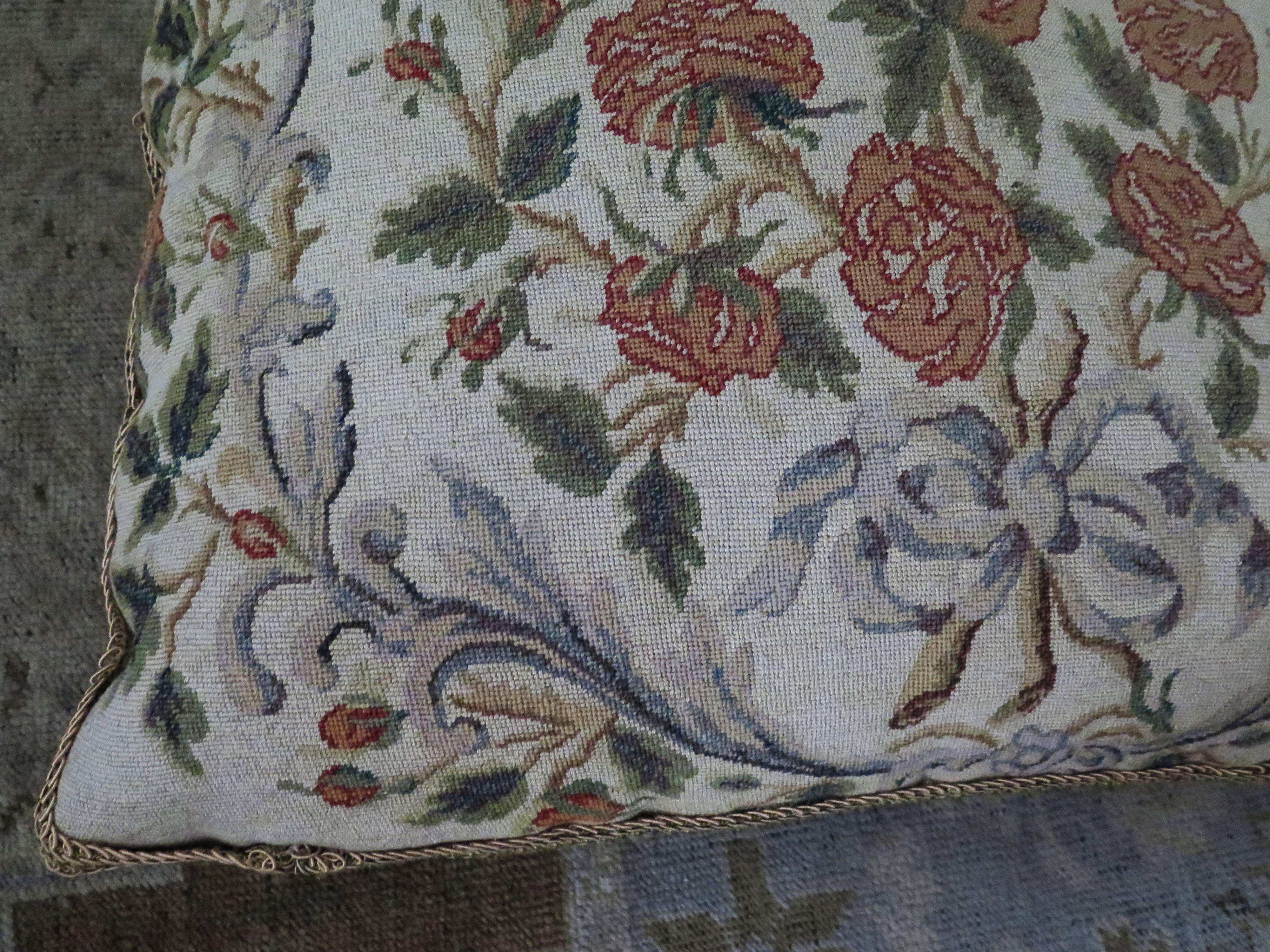 coussin en broderie à l'aiguille du 19e siècle représentant un joli bouquet de roses avec un ruban bleu. L'oreiller est doublé d'un riche velours de soie vert et d'une magnifique bordure dorée en boucle. Garni de duvet.