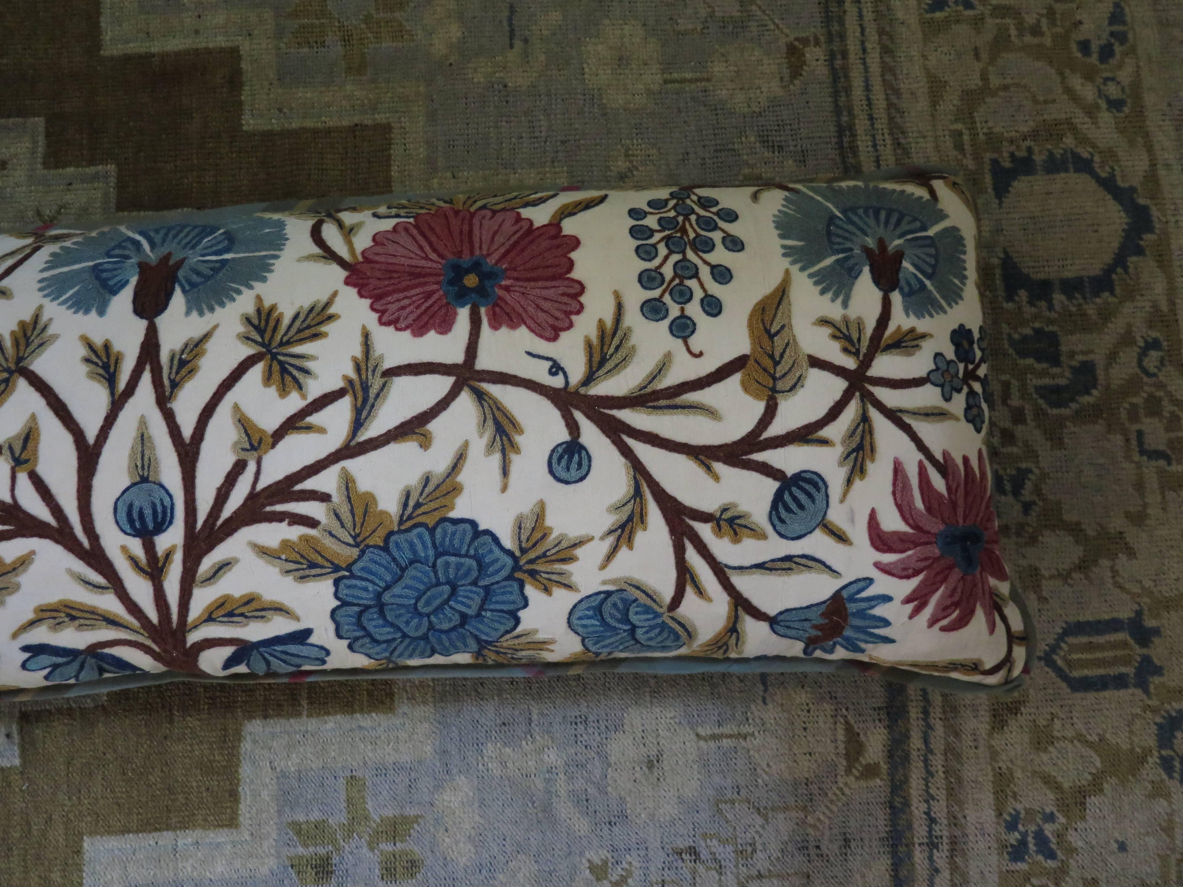 Long coussin lombaire floral en crewel vintage sur lin texturé encadré d'une bride à carreaux. Oreiller recouvert de velours de soie sarcelle. Fermeture par une couture à la main avec un insert d'oreiller en duvet fait sur mesure. 