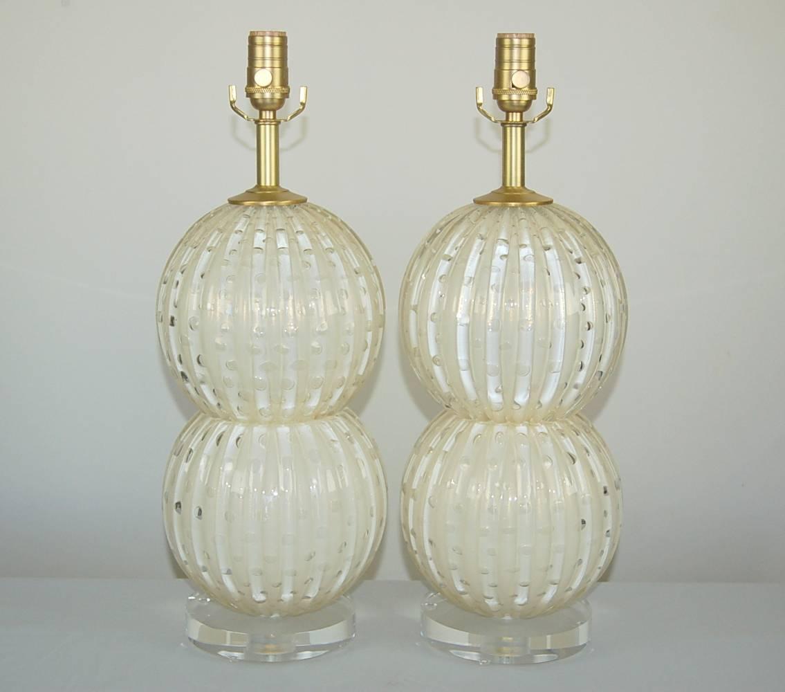 Mid-Century Modern Pair of Murano Glass Stacked Ball Lamps in White and Gold For Sale