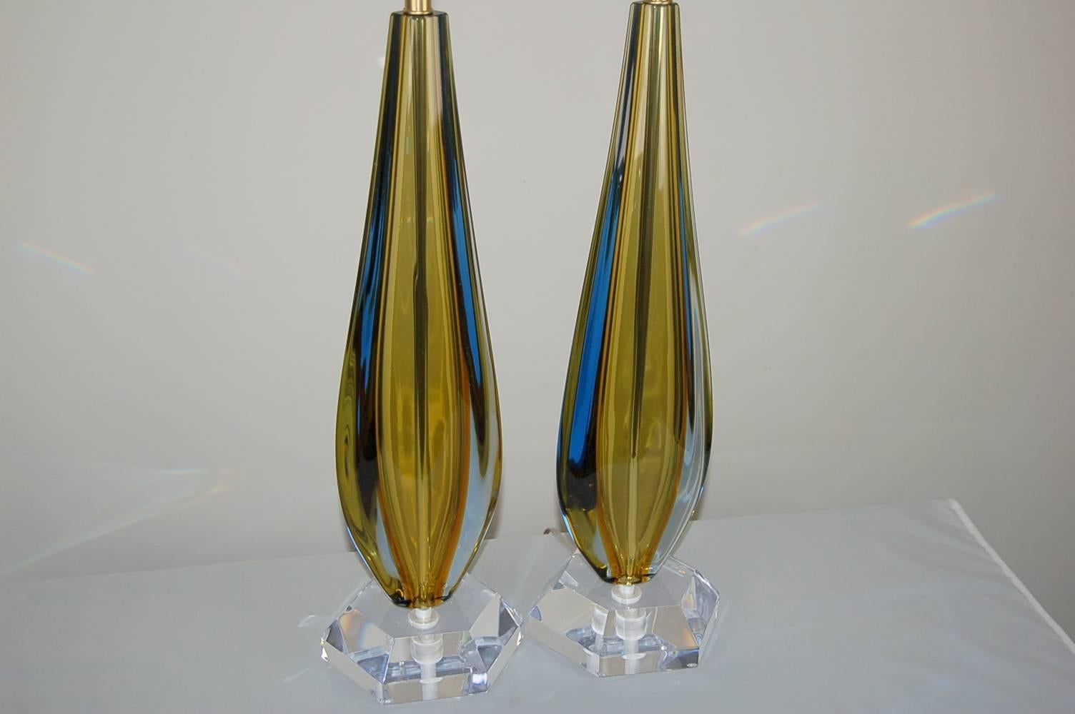 Matched pair of vintage sommerso almond shaped Murano table lamps. A towering chunk of GOLD glass, enveloped by a thick layer of NAVY BLUE glass. Such depth and color changing magic, thanks to the Sommerso process. 

The lamps are 27 inches from