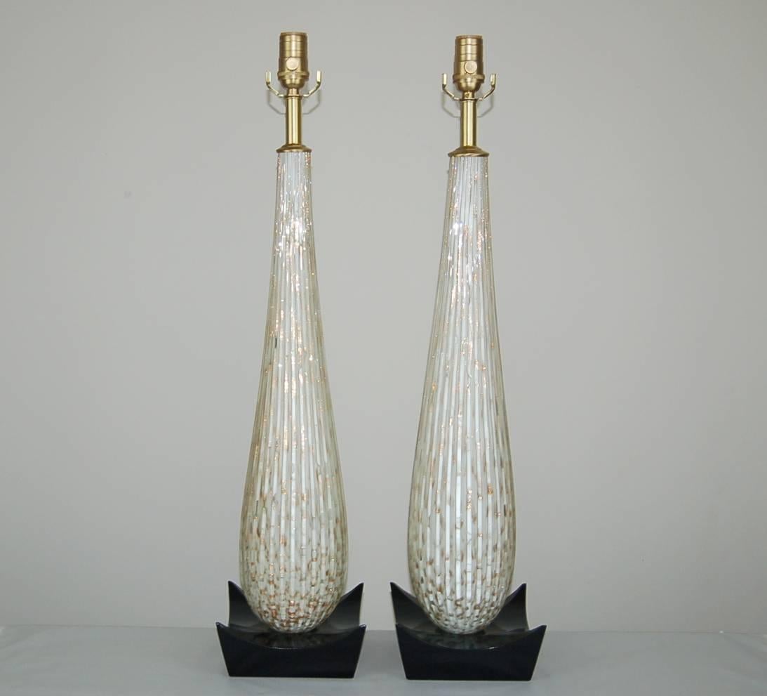 A Classic Teardrop design from the 1950s, in CREAMY WHITE with lots of COPPER and controlled bubbles, There are even bits of green from the patinated copper surrounding some of the bubbles. Original bases in black lacquer.

The lamps are 30 inches