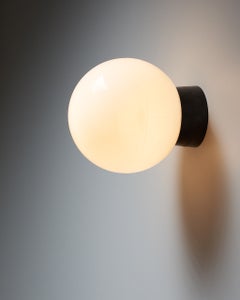 Applique murale ou plafonnier sphérique en verre opaline et bakélite, années 1970