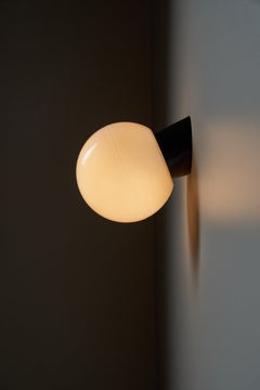 Applique ou plafonnier en verre opalin incliné et bakélite, années 1970