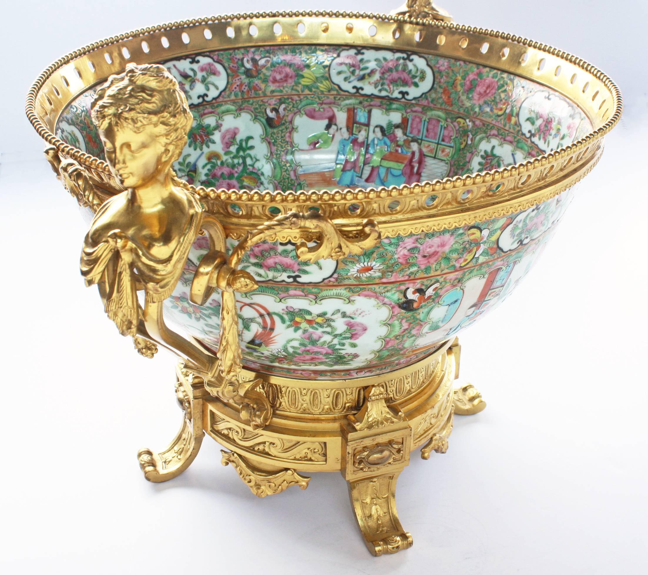 Large 19th Century Chinese Rose Medallion Bowl In Good Condition In Dallas, TX