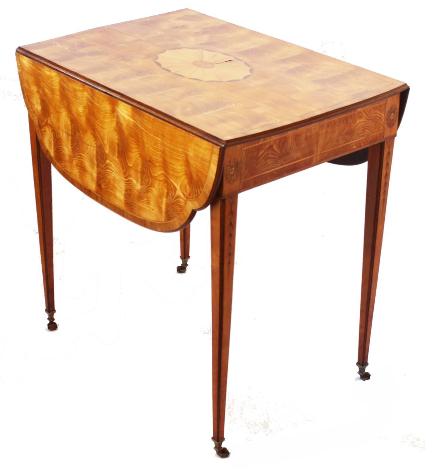 A spectacular George III Sheraton Period highly figured curly satinwood and crossbanded rosewood and marquetry Pembroke table. Rounded rectangular top centering a floral patera within a large oval medallion, between crossbanded scalloped wings, the