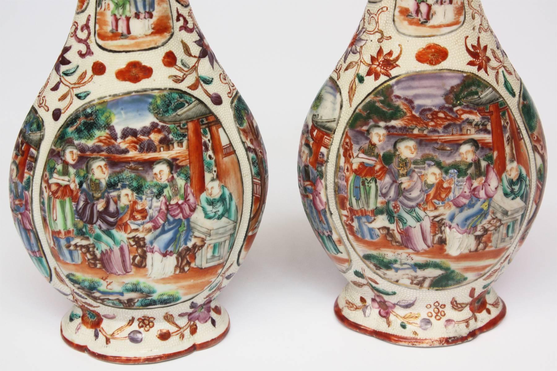 Paar chinesische Exportvasen aus Mandarin-Palten aus dem 18. Jahrhundert (Gemalt) im Angebot