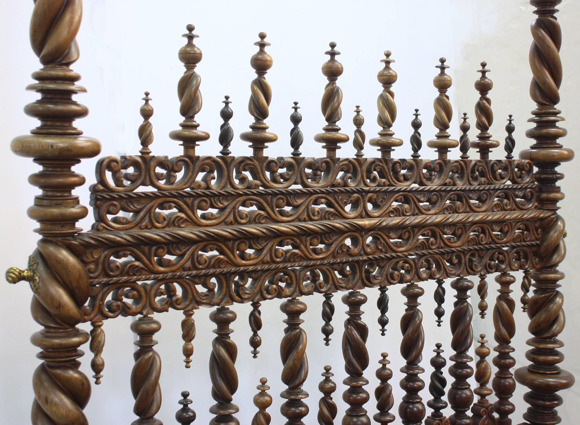 Portugiesisches geschnitztes und gedrechseltes Bett mit Elementen aus dem 17. Jahrhundert (Handgeschnitzt) im Angebot