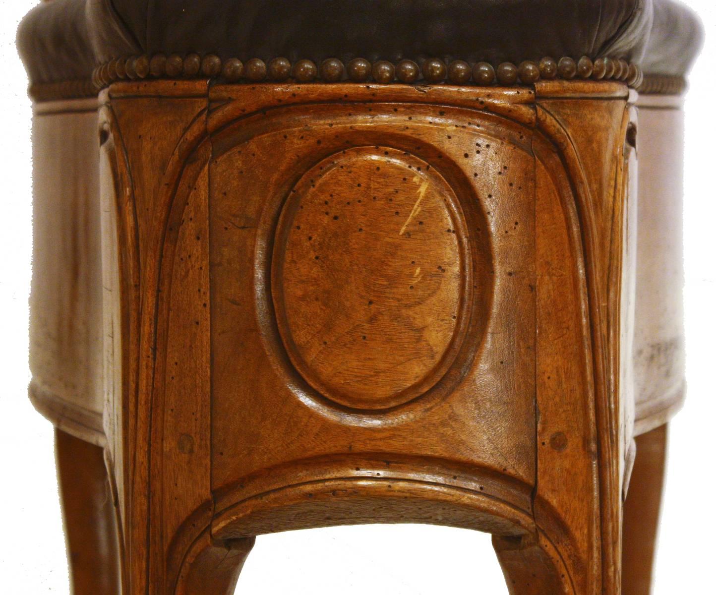 Milieu du XVIIIe siècle Bidet Louis XV avec garniture en cuir noir estampillé JME TILLIARD en vente