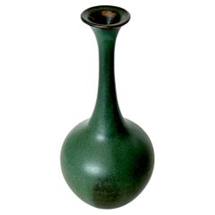 Vase à col roulé vert n° 50 de Dana Chieco