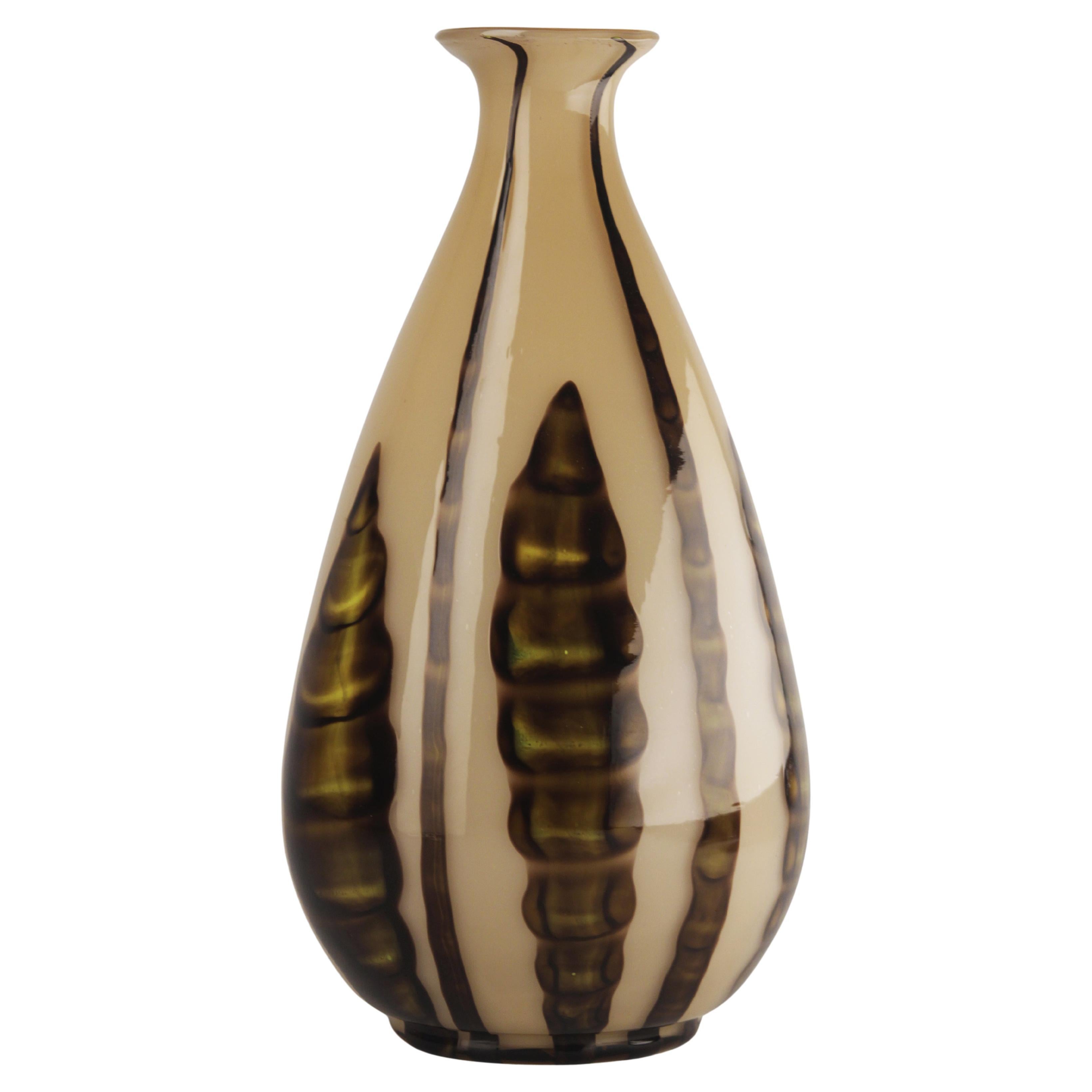 A.I.C. Art Déco Vase bulbeux en verre d'art émaillé tchèque avec motifs végétaux