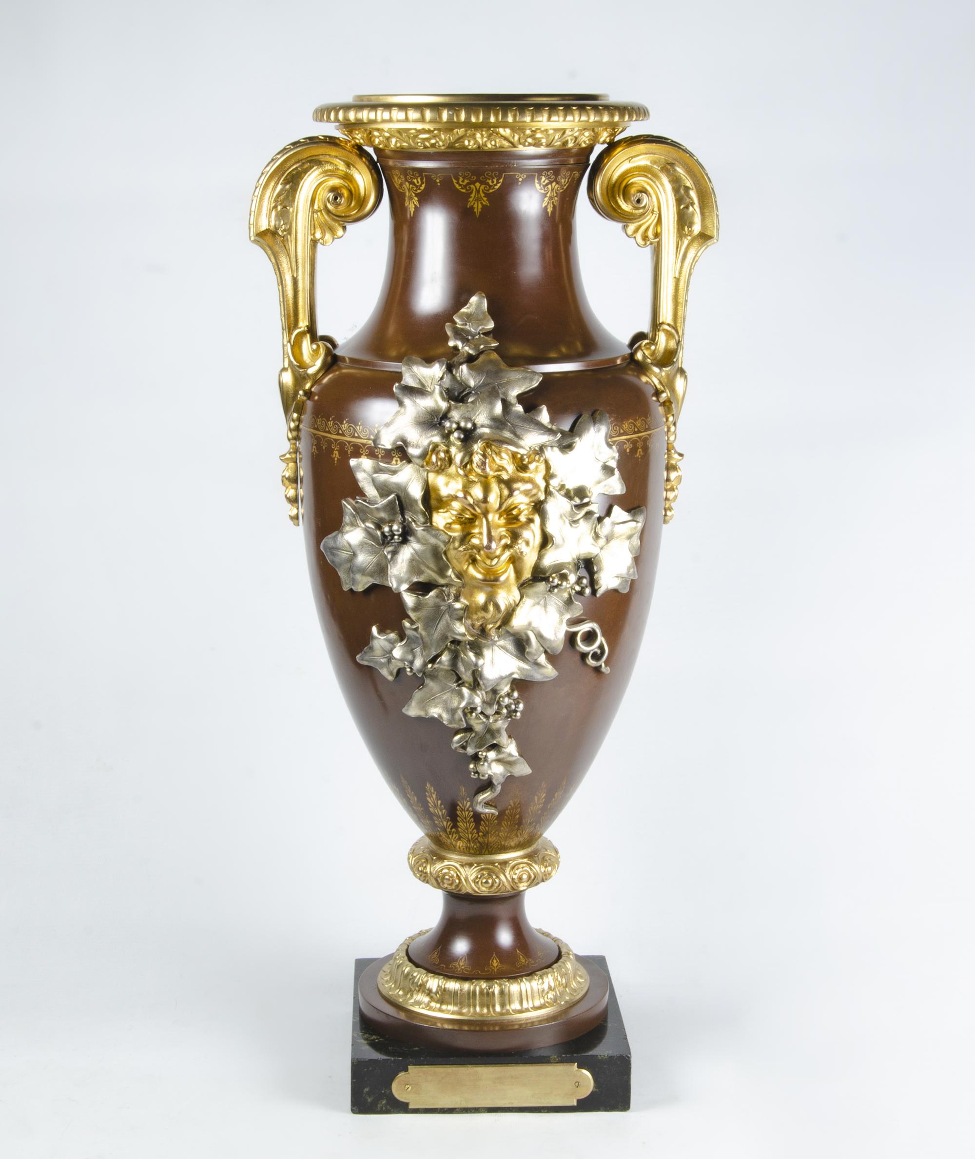 Anfora/urna neoclassica in bronzo dorato con decorazione Baccanale e base in marmo di Ferdinand Barbedienne, Francia, fine 19° secolo.

A cura di: Ferdinand Barbedienne
Materiale: bronzo, rame, stagno, ormolu, metallo, pietra, marmo
Tecnica: